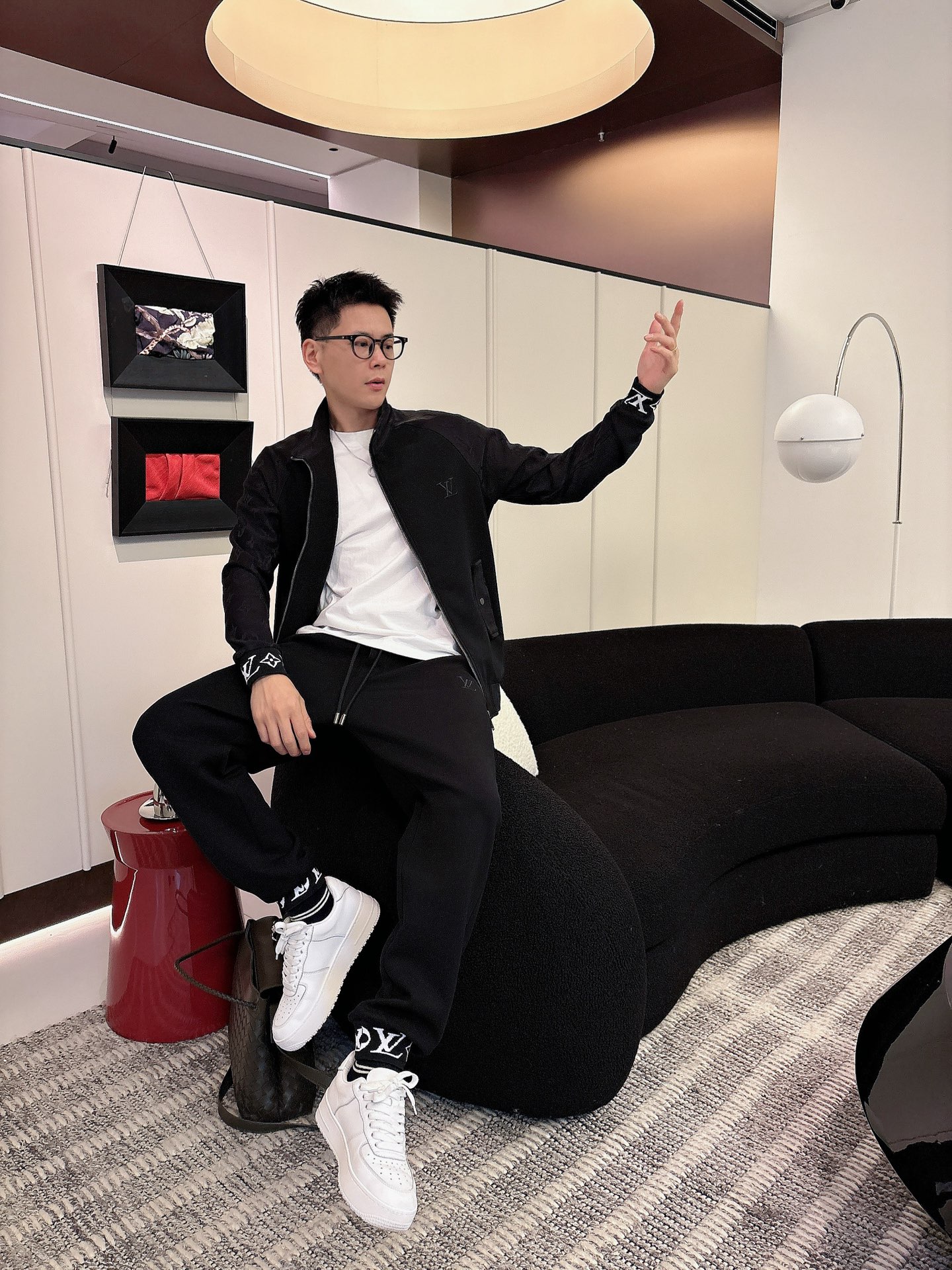 NO:599203,Louis Vuitton LV 2025 new hot-selling cardigan suit. The original product is carefully crafted by top designers. It has a fitting and perfect upper body effect. It is all-natural and high-quality and has a thickened new air layer. It has a close-fitting comfort, noble and elegant!  Original hardware embodies elegance and nobility!  Counter size M-3XL,,louis vuitton,louis vuitton,alexander wang19860909路易威登 LV 2025全新爆款开衫套装 原单狠货倾注顶级设计师的精心之作 就为一个贴合、完美的上身效果 全天然优质加厚新空气层,贴身的舒适感 高贵典雅！原厂五金无不彰显优雅高贵气质！专柜尺码M-3XL,,louis vuitton,louis vuitton,alexander wang,Men's clothing