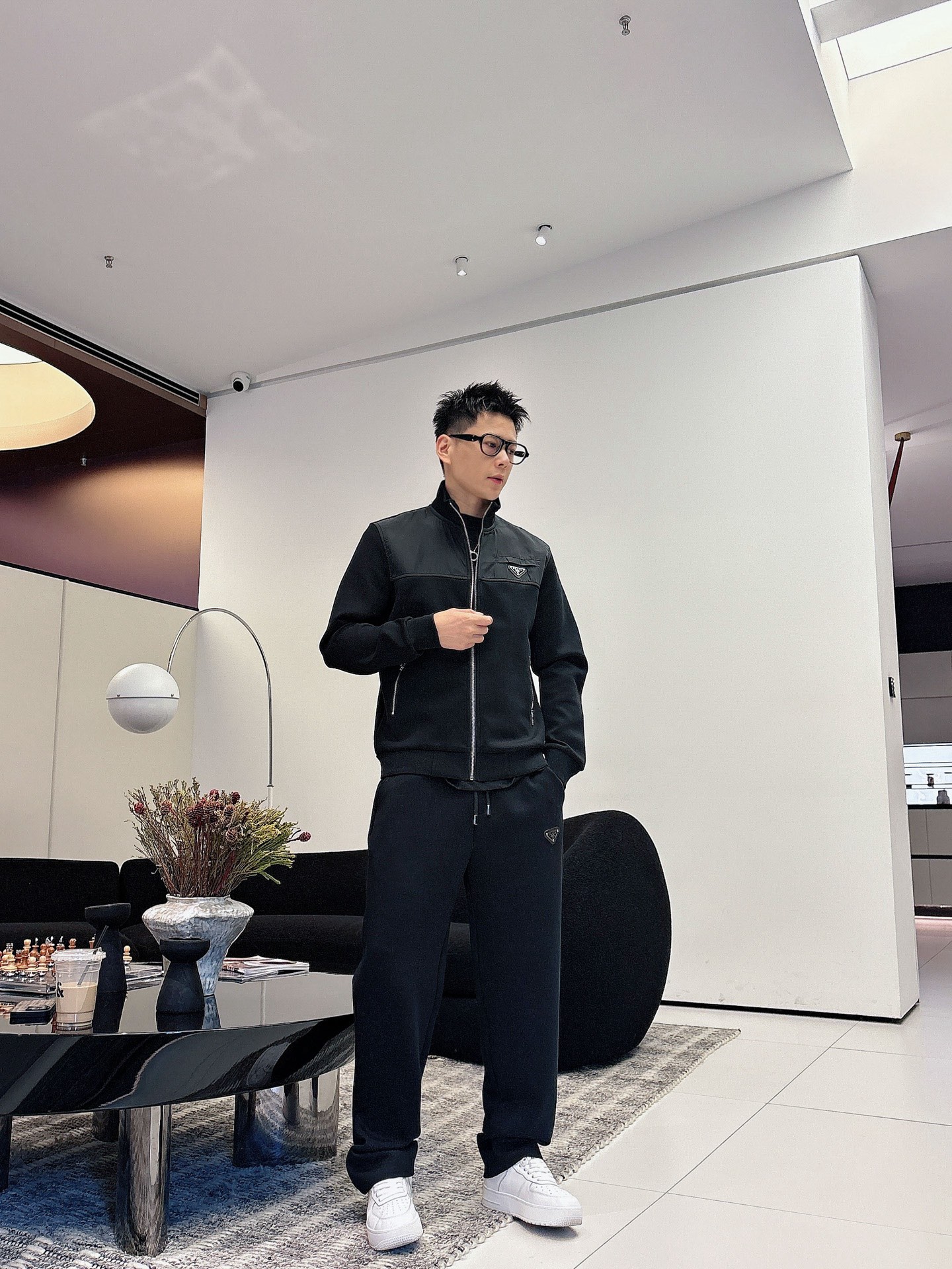 NO:599195,Prada 2025 new popular cardigan suit. The original product is carefully crafted by top designers. It has a fitting and perfect upper body effect. It is all-natural and high-quality and has a thickened new air layer. It has a close-fitting comfort, noble and elegant!  Original hardware embodies elegance and nobility!  Counter size M-3XL,,prada,prada,alexander wang19860909普拉达 Prada 2025全新爆款开衫套装 原单狠货倾注顶级设计师的精心之作 就为一个贴合、完美的上身效果 全天然优质加厚新空气层,贴身的舒适感 高贵典雅！原厂五金无不彰显优雅高贵气质！专柜尺码M-3XL,,prada,prada,alexander wang,Men's clothing