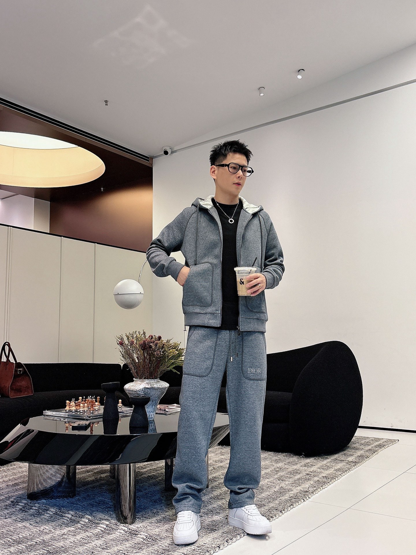 NO:599193,Dior DIOR 2025 new popular cardigan suit. The original product is carefully crafted by top designers. It has a fitting and perfect upper body effect. It is all-natural and high-quality thickened cotton. It has a close-fitting comfort, noble and elegant!  Original hardware embodies elegance and nobility!  Counter size M-3XL,,dior,dior,alexander wang19860909迪奥 DIOR 2025全新爆款开衫套装 原单狠货倾注顶级设计师的精心之作 就为一个贴合、完美的上身效果 全天然优质加厚纯棉,贴身的舒适感 高贵典雅！原厂五金无不彰显优雅高贵气质！专柜尺码M-3XL,,dior,dior,alexander wang,Men's clothing