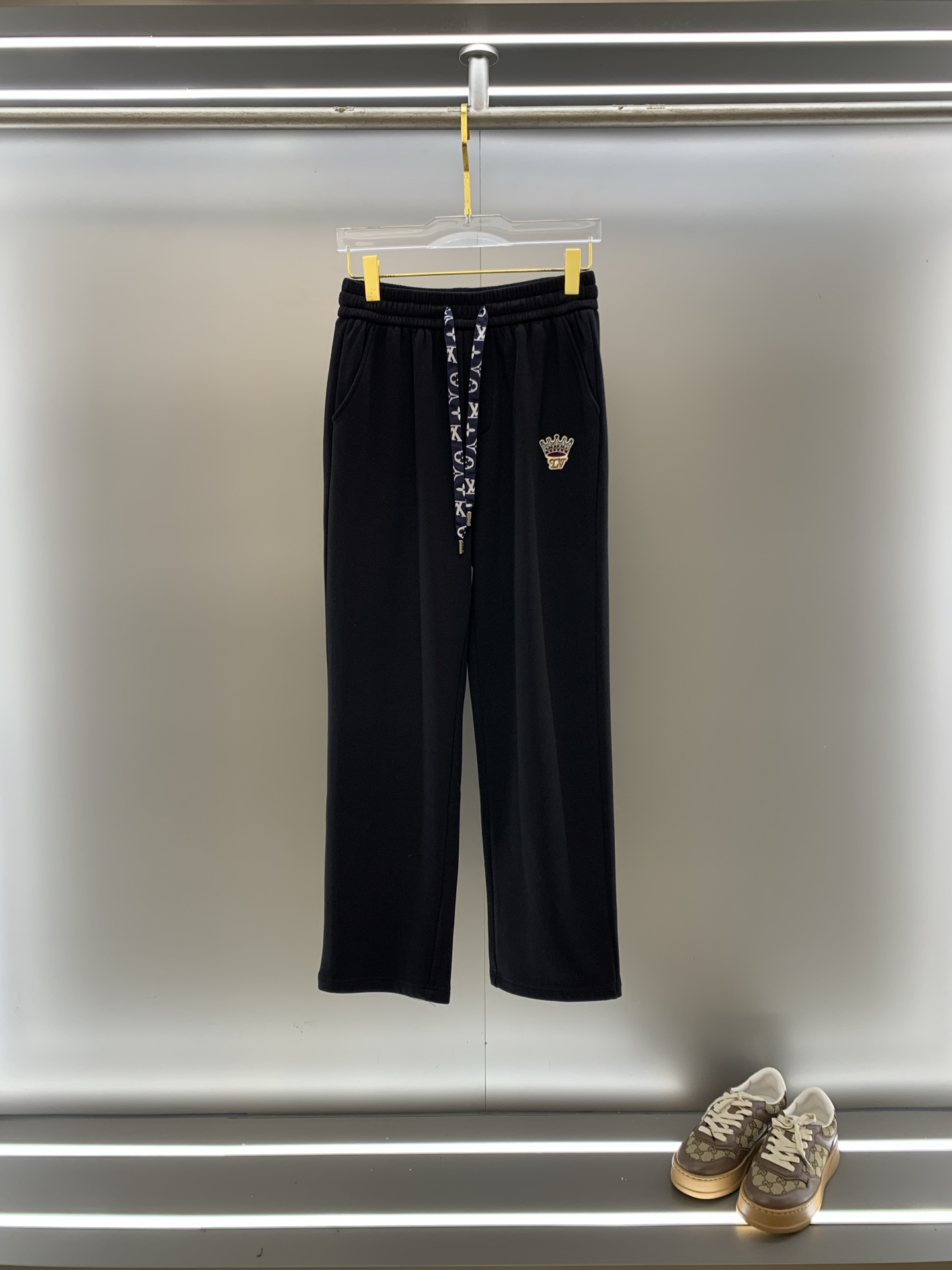NO:649862,LV Louis Vuitton 2025SS autumn and winter plus velvet, straight-leg micro-wide version to keep warm without looking bloated. New fashion straight-leg casual pants, made of high-quality pure cotton plus velvet fabrics, warm and comfortable, with finely crafted dense needle embroidery logo, creating a sense of simple lines, not picky. Customized hardware accessories are provided, exquisite craftsmanship, super correct version, and excellent upper body effect. Straight-leg micro-wide version!  !  Color Black Gray White Size M-3XL!  ,,louis vuitton,louis vuitton,alexander wang19860909LV 路易威登 2025SS秋冬加绒 直筒微阔版型保暖不显臃肿 新品时尚直筒休闲裤,臻选优质纯棉加绒面料打造,保暖舒适,精工密针刺绣标识,缔造简约线条感,版型不挑人,客供定制五金辅料,工艺精湛,版型超正,上身效果极佳 直筒微阔版型 ！！ 颜色黑色 灰色 白色 码数M-3XL！,,louis vuitton,louis vuitton,alexander wang,Men's clothing