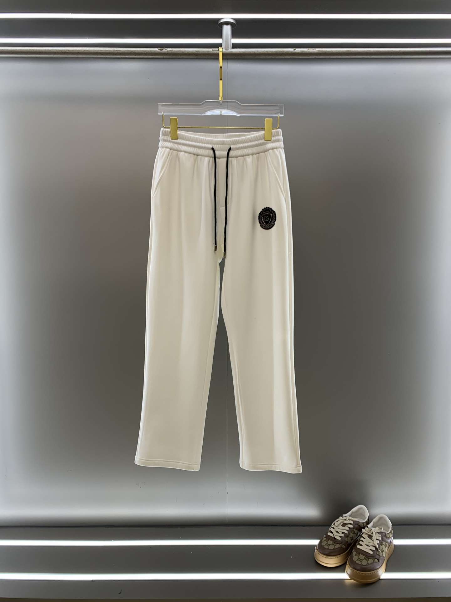 NO:649856,DG Dolce & Gabbana 2025 SS autumn and winter plus velvet, straight-leg micro-wide version to keep warm without looking bloated. New fashion straight-leg casual pants, made of high-quality pure cotton plus velvet fabrics, warm and comfortable, with finely crafted dense needle embroidery logo, creating a sense of simple lines, not picky. Customized hardware accessories are provided, exquisite craftsmanship, super correct version, and excellent upper body effect. Straight-leg micro-wide version!  !  Color Black Gray White Size M-3XL!  ,,Dolce&Gabbana,alexander wang19860909DG 杜嘉班纳 2025SS秋冬加绒 直筒微阔版型保暖不显臃肿 新品时尚直筒休闲裤,臻选优质纯棉加绒面料打造,保暖舒适,精工密针刺绣标识,缔造简约线条感,版型不挑人,客供定制五金辅料,工艺精湛,版型超正,上身效果极佳 直筒微阔版型 ！！ 颜色黑色 灰色 白色 码数M-3XL！,,Dolce&Gabbana,alexander wang,Men's clothing