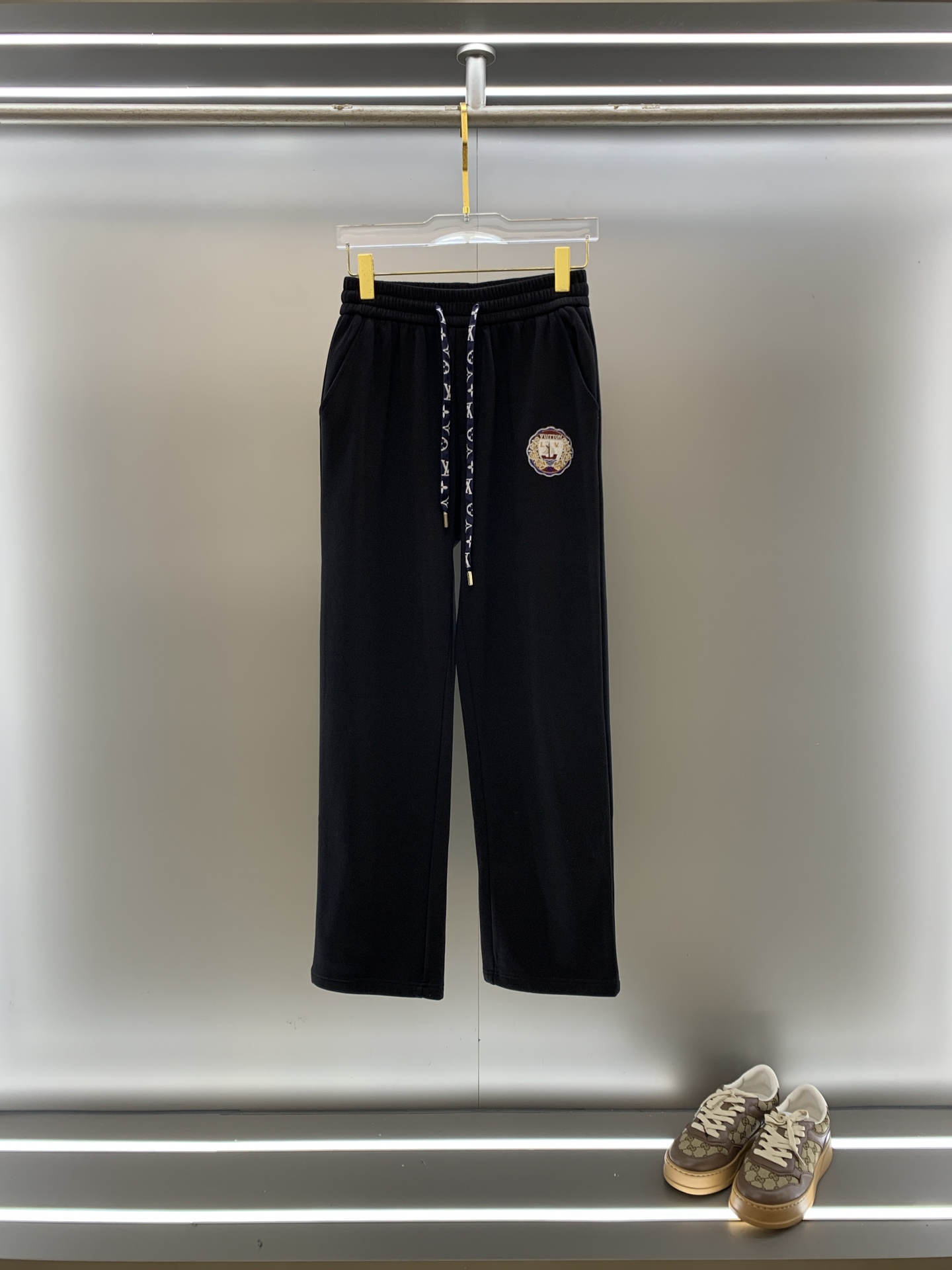 NO:649850,LV Louis Vuitton 2025SS autumn and winter plus velvet, straight-leg micro-wide version to keep warm without looking bloated. New fashion straight-leg casual pants, made of high-quality pure cotton plus velvet fabrics, warm and comfortable, with finely crafted dense needle embroidery logo, creating a sense of simple lines, not picky. Customized hardware accessories are provided, exquisite craftsmanship, super correct version, and excellent upper body effect. Straight-leg micro-wide version!  !  Color Black Gray White Size M-3XL!  ,,louis vuitton,louis vuitton,alexander wang19860909LV 路易威登 2025SS秋冬加绒 直筒微阔版型保暖不显臃肿 新品时尚直筒休闲裤,臻选优质纯棉加绒面料打造,保暖舒适,精工密针刺绣标识,缔造简约线条感,版型不挑人,客供定制五金辅料,工艺精湛,版型超正,上身效果极佳 直筒微阔版型 ！！ 颜色黑色 灰色 白色 码数M-3XL！,,louis vuitton,louis vuitton,alexander wang,Men's clothing