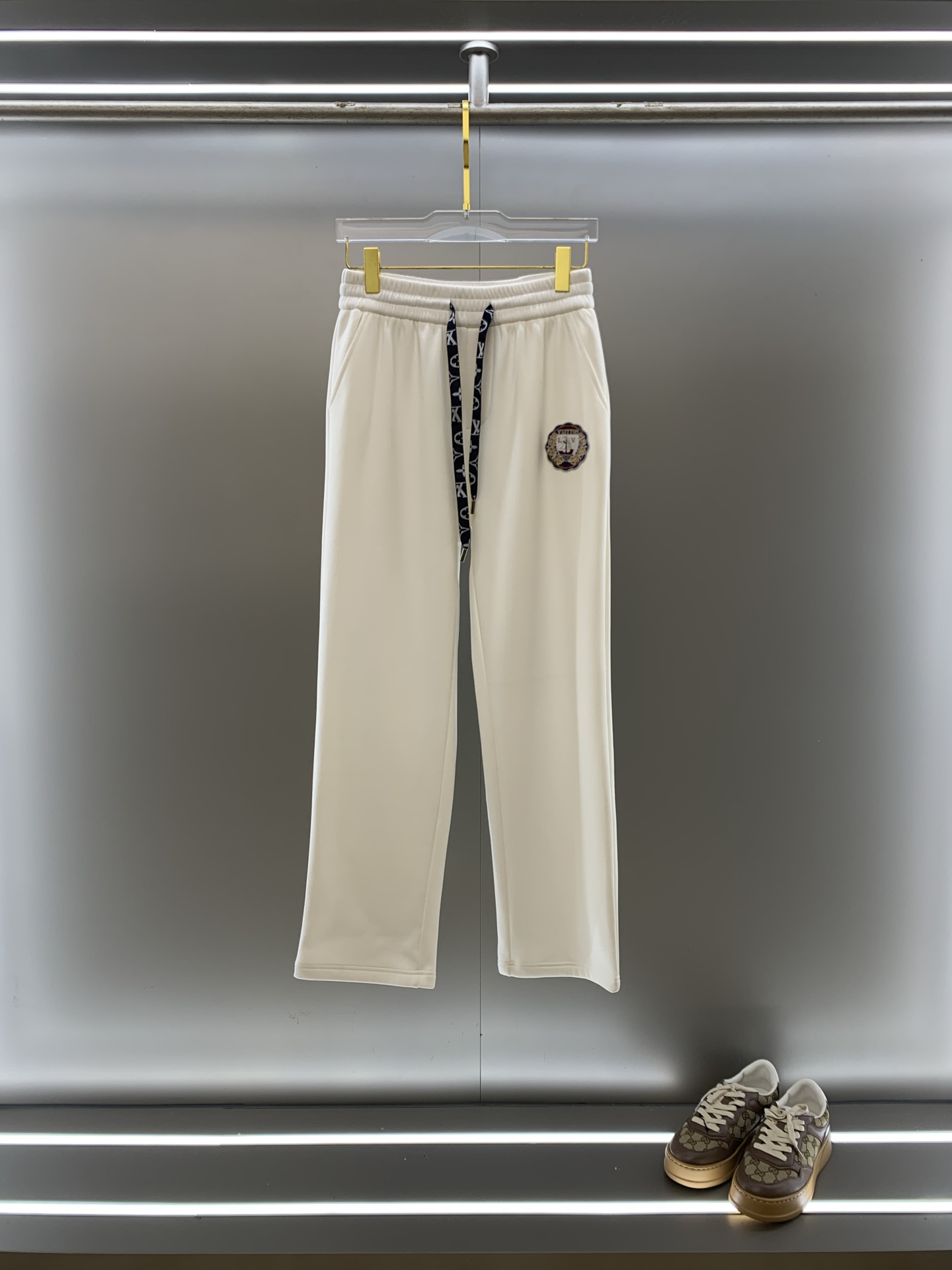 NO:649838,LV Louis Vuitton 2025SS autumn and winter plus velvet, straight-leg micro-wide version to keep warm without looking bloated. New fashion straight-leg casual pants, made of high-quality pure cotton plus velvet fabrics, warm and comfortable, with finely crafted dense needle embroidery logo, creating a sense of simple lines, not picky. Customized hardware accessories are provided, exquisite craftsmanship, super correct version, and excellent upper body effect. Straight-leg micro-wide version!  !  Color Black Gray White Size M-3XL!  ,,louis vuitton,louis vuitton,alexander wang19860909LV 路易威登 2025SS秋冬加绒 直筒微阔版型保暖不显臃肿 新品时尚直筒休闲裤,臻选优质纯棉加绒面料打造,保暖舒适,精工密针刺绣标识,缔造简约线条感,版型不挑人,客供定制五金辅料,工艺精湛,版型超正,上身效果极佳 直筒微阔版型 ！！ 颜色黑色 灰色 白色 码数M-3XL！,,louis vuitton,louis vuitton,alexander wang,Men's clothing