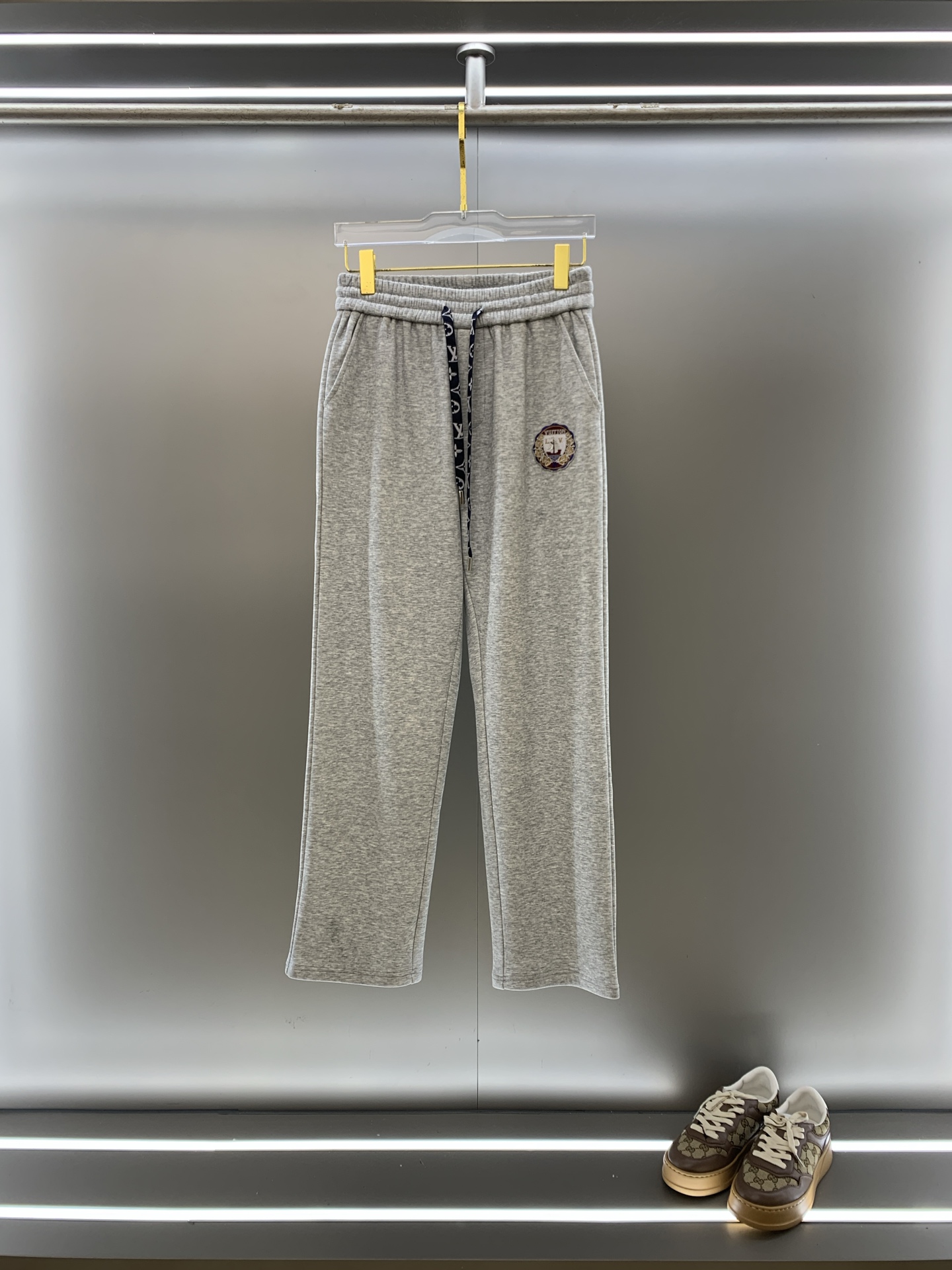NO:649844,LV Louis Vuitton 2025SS autumn and winter plus velvet, straight-leg micro-wide version to keep warm without looking bloated. New fashion straight-leg casual pants, made of high-quality pure cotton plus velvet fabrics, warm and comfortable, with finely crafted dense needle embroidery logo, creating a sense of simple lines, not picky. Customized hardware accessories are provided, exquisite craftsmanship, super correct version, and excellent upper body effect. Straight-leg micro-wide version!  !  Color Black Gray White Size M-3XL!  !  ,,louis vuitton,louis vuitton,alexander wang19860909LV 路易威登 2025SS秋冬加绒 直筒微阔版型保暖不显臃肿 新品时尚直筒休闲裤,臻选优质纯棉加绒面料打造,保暖舒适,精工密针刺绣标识,缔造简约线条感,版型不挑人,客供定制五金辅料,工艺精湛,版型超正,上身效果极佳 直筒微阔版型 ！！ 颜色黑色 灰色 白色 码数M-3XL！！,,louis vuitton,louis vuitton,alexander wang,Men's clothing