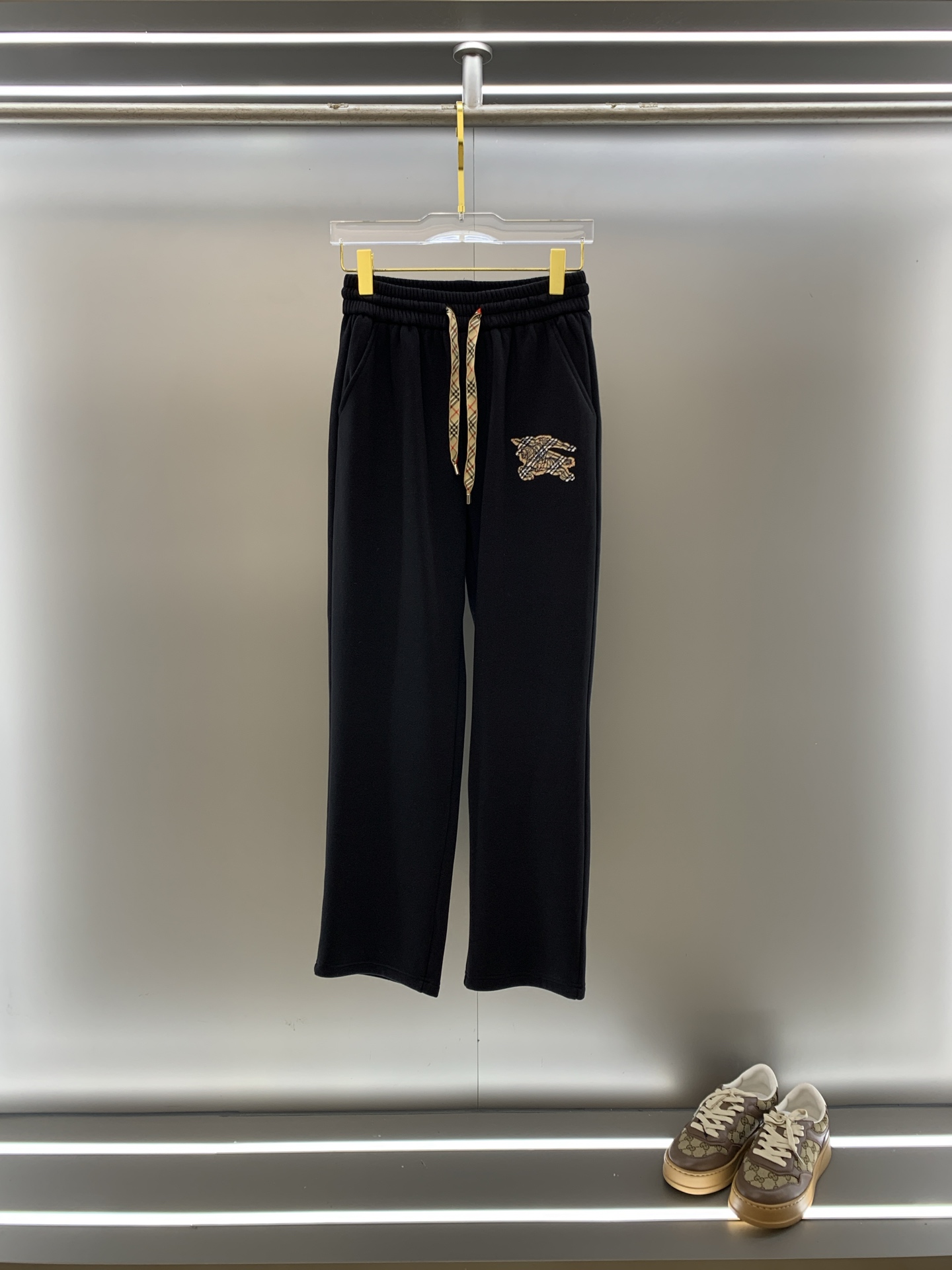 NO:649807,BURB Burberry 2025 SS autumn and winter plus velvet, straight-leg micro-wide version to keep warm without looking bloated. New fashionable straight-leg casual pants, made of high-quality pure cotton plus velvet fabrics, warm and comfortable, with finely crafted dense needle embroidery logo, creating a sense of simple lines, and the version is not picky. Customized hardware accessories are provided for customers. The craftsmanship is exquisite, the version is super correct, and the upper body effect is excellent. Straight-leg micro-wide version!  !  Color Black Gray Size M-3XL!  ,,burberry,burberry,alexander wang19860909BURB 巴宝莉2025SS秋冬加绒 直筒微阔版型保暖不显臃肿 新品时尚直筒休闲裤,臻选优质纯棉加绒面料打造,保暖舒适,精工密针刺绣标识,缔造简约线条感,版型不挑人,客供定制五金辅料,工艺精湛,版型超正,上身效果极佳 直筒微阔版型 ！！ 颜色黑色 灰色 码数M-3XL！,,burberry,burberry,alexander wang,Men's clothing