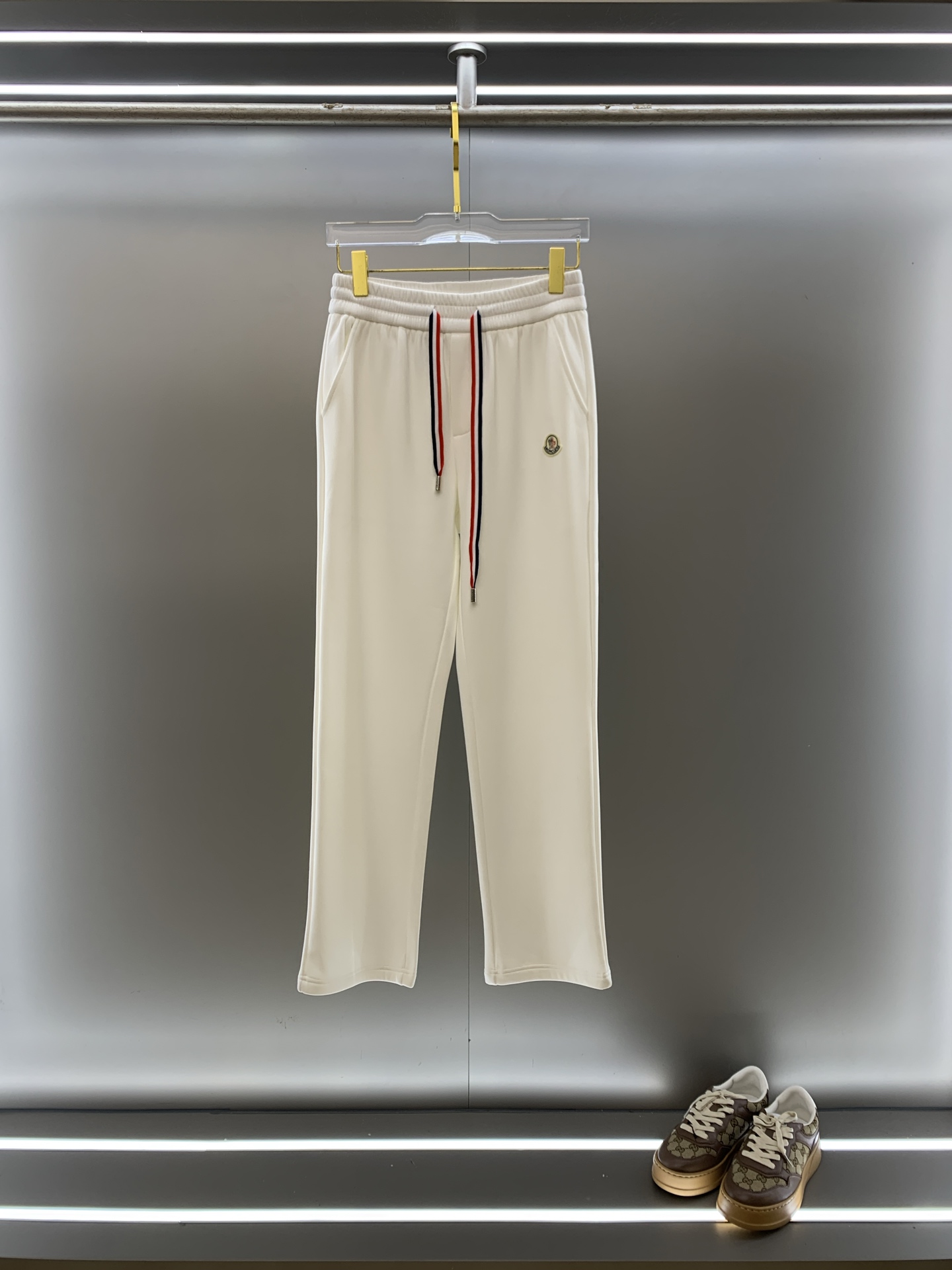 NO:649815,MONCL. Mouth Covered 2025SS Autumn and Winter plus velvet, straight and slightly wide version to keep warm without looking bloated. New fashionable straight casual pants, made of high-quality pure cotton and velvet fabrics, warm and comfortable. Seiko dense needle embroidery logo, creating a sense of simple lines, not picky. Customized hardware and accessories, exquisite craftsmanship, super correct version, excellent upper body effect. Straight and slightly wide version!  !  Color Black Gray Size M-3XL!  ,,Moncler,alexander wang19860909MONCL. 蒙口 2025SS秋冬加绒 直筒微阔版型保暖不显臃肿 新品时尚直筒休闲裤,臻选优质纯棉加绒面料打造,保暖舒适,精工密针刺绣标识,缔造简约线条感,版型不挑人,客供定制五金辅料,工艺精湛,版型超正,上身效果极佳 直筒微阔版型 ！！ 颜色黑色 灰色 码数M-3XL！,,Moncler,alexander wang,Men's clothing