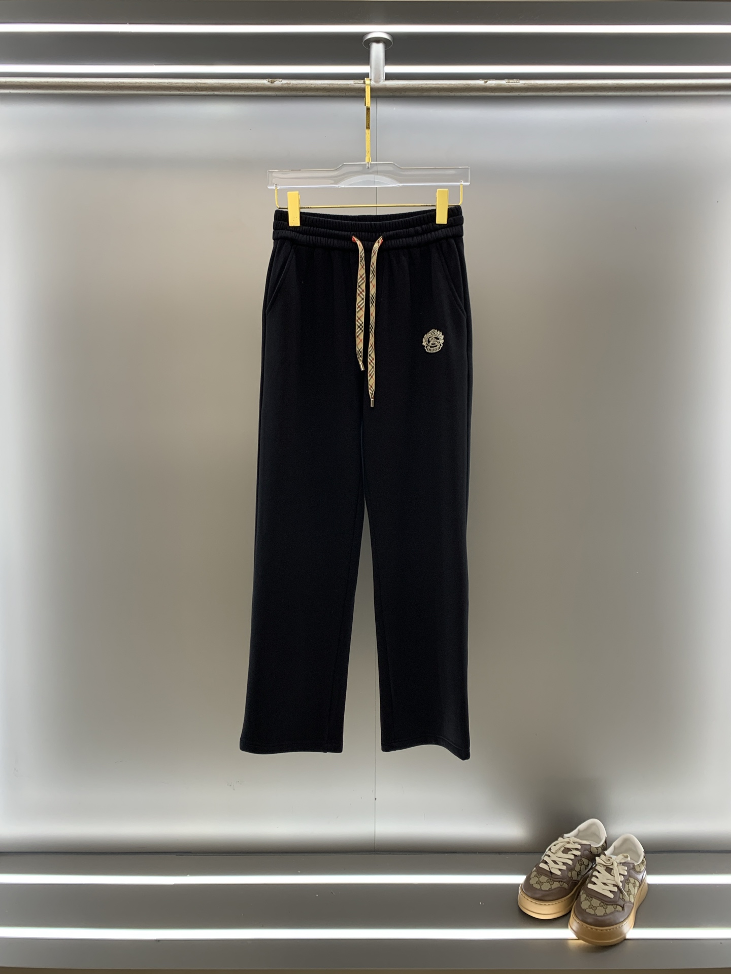 NO:649821,BURB.. Burberry 2025 SS autumn and winter plus velvet, straight-leg micro-wide version to keep warm without looking bloated. New fashionable straight-leg casual pants, made of high-quality pure cotton plus velvet fabrics, warm and comfortable. Seiko dense needle embroidery logo, creating a sense of simple lines, not picky. Customized hardware accessories, exquisite craftsmanship, super correct version, excellent upper body effect. Straight-leg micro-wide version!  !  Color Black Gray Size M-3XL!  ,,burberry,burberry,alexander wang19860909BURB.. 巴宝莉 2025SS秋冬加绒 直筒微阔版型保暖不显臃肿 新品时尚直筒休闲裤,臻选优质纯棉加绒面料打造,保暖舒适,精工密针刺绣标识,缔造简约线条感,版型不挑人,客供定制五金辅料,工艺精湛,版型超正,上身效果极佳 直筒微阔版型 ！！ 颜色黑色 灰色 码数M-3XL！,,burberry,burberry,alexander wang,Men's clothing