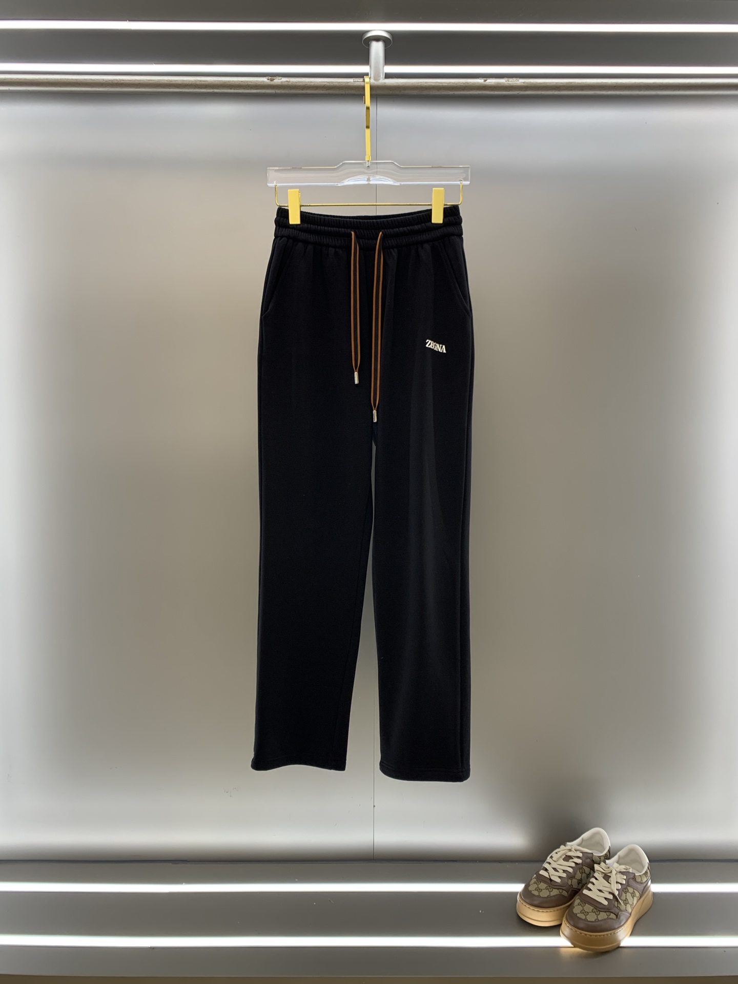 NO:649826,ZEGN. Ermenegildo Zegna 2025 SS autumn and winter plus velvet, straight-leg micro-wide version to keep warm without looking bloated. New fashionable straight-leg casual pants, made of high-quality pure cotton plus velvet fabrics, warm and comfortable. Seiko dense needle embroidery logo, creating a sense of simple lines, not picky. Customized hardware accessories are provided, exquisite craftsmanship, super correct version, and excellent upper body effect. Straight-leg micro-wide version!  !  Color Black Gray Size M-3XL!  ,,zegna,alexander wang19860909ZEGN. 杰尼亚 2025SS秋冬加绒 直筒微阔版型保暖不显臃肿 新品时尚直筒休闲裤,臻选优质纯棉加绒面料打造,保暖舒适,精工密针刺绣标识,缔造简约线条感,版型不挑人,客供定制五金辅料,工艺精湛,版型超正,上身效果极佳 直筒微阔版型 ！！ 颜色黑色 灰色 码数M-3XL！,,zegna,alexander wang,Men's clothing