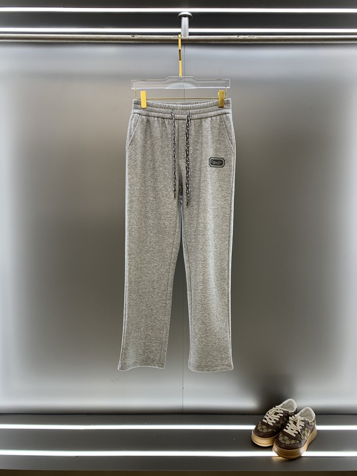 NO:649832,Dior 2025SS autumn and winter plus velvet, straight-leg micro-wide version to keep warm without looking bloated. New fashionable straight-leg casual pants, made of high-quality pure cotton plus velvet fabrics, warm and comfortable. Seiko dense needle embroidery logo, creating a sense of simple lines, not picky. Customized hardware accessories, exquisite craftsmanship, super correct version, excellent upper body effect. Straight-leg micro-wide version!  !  Color Black Gray White Size M-3XL!  ,,dior,dior,alexander wang19860909迪奥 Dior 2025SS秋冬加绒 直筒微阔版型保暖不显臃肿 新品时尚直筒休闲裤,臻选优质纯棉加绒面料打造,保暖舒适,精工密针刺绣标识,缔造简约线条感,版型不挑人,客供定制五金辅料,工艺精湛,版型超正,上身效果极佳 直筒微阔版型 ！！ 颜色黑色 灰色 白色 码数M-3XL！,,dior,dior,alexander wang,Men's clothing