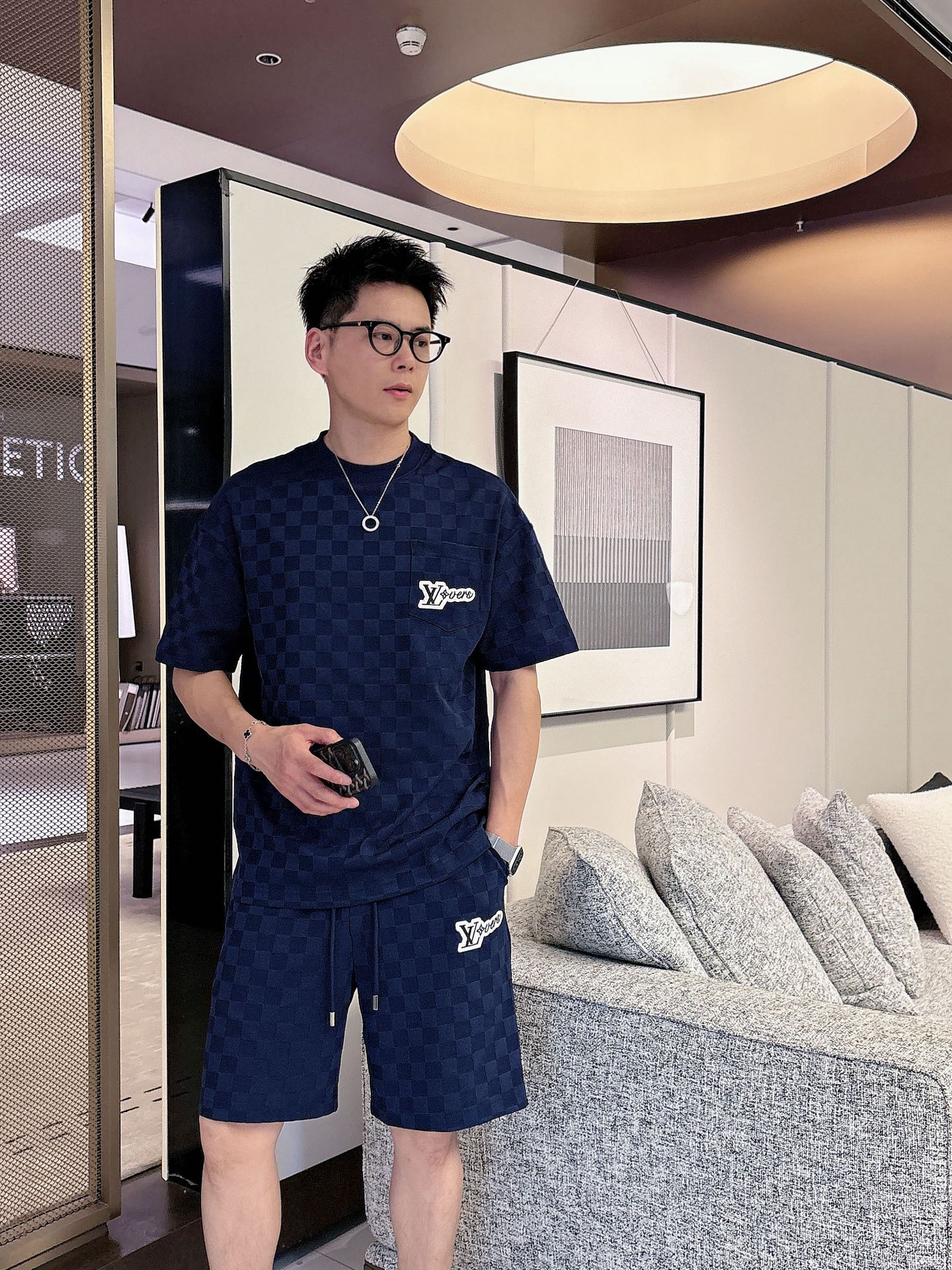 NO:936112,LV 2026 summer latest model, same style for men and women, classic design short-sleeved T-shirt, classic plaid shorts suit, customized fabric, soft to the touch, comfortable to wear, fine workmanship. The upper body effect is invincible and handsome, size M-3XL,, Louis vuitton, shorts, T-shirt, tees, t-shirt,19860909LV 2026夏季最新款,男女同款,经典设计短袖T恤经典格子短裤套装,定制面料,手感柔软,穿着舒适,做工精细.上身效果无敌帅气,码数M-3XL,,louis vuitton,shorts,T-shirt,tees，t-shirt,,Men's clothing