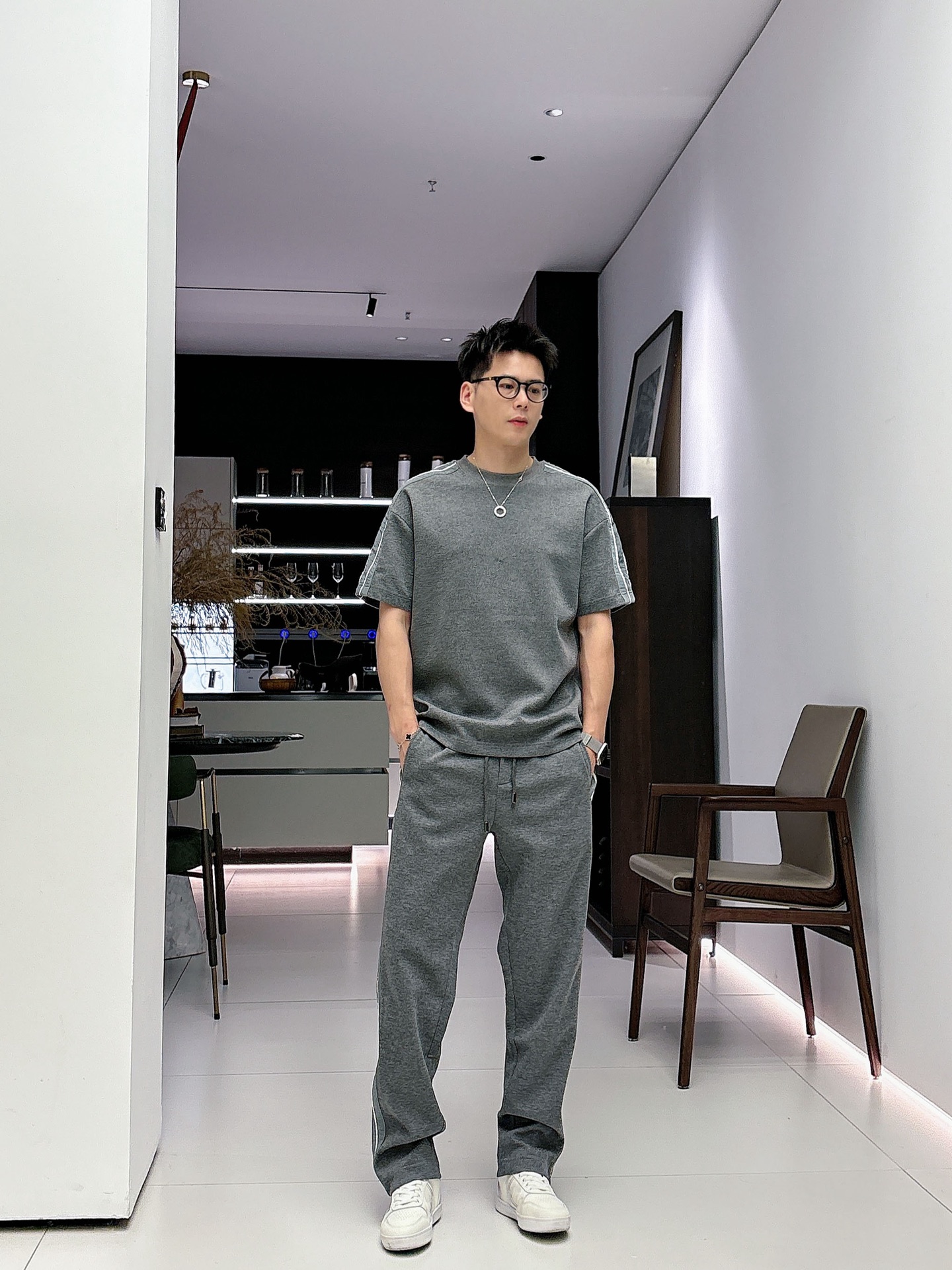 NO:936124,Brand Hermès 2026 summer latest model, same style for men and women, classic design short-sleeved T-shirt and trousers suit, straight version, customized air layer fabric, soft to the touch, comfortable to wear, fine workmanship. The upper body effect is invincible and handsome, size M-3XL,, hermes, T-shirt, tees, t-shirt,19860909品牌 爱马仕 2026夏季最新款,男女同款,经典设计短袖T恤长裤套装,直筒版型,定制空气层面料,手感柔软,穿着舒适,做工精细.上身效果无敌帅气,码数M-3XL,,hermes,T-shirt,tees，t-shirt,,Men's clothing