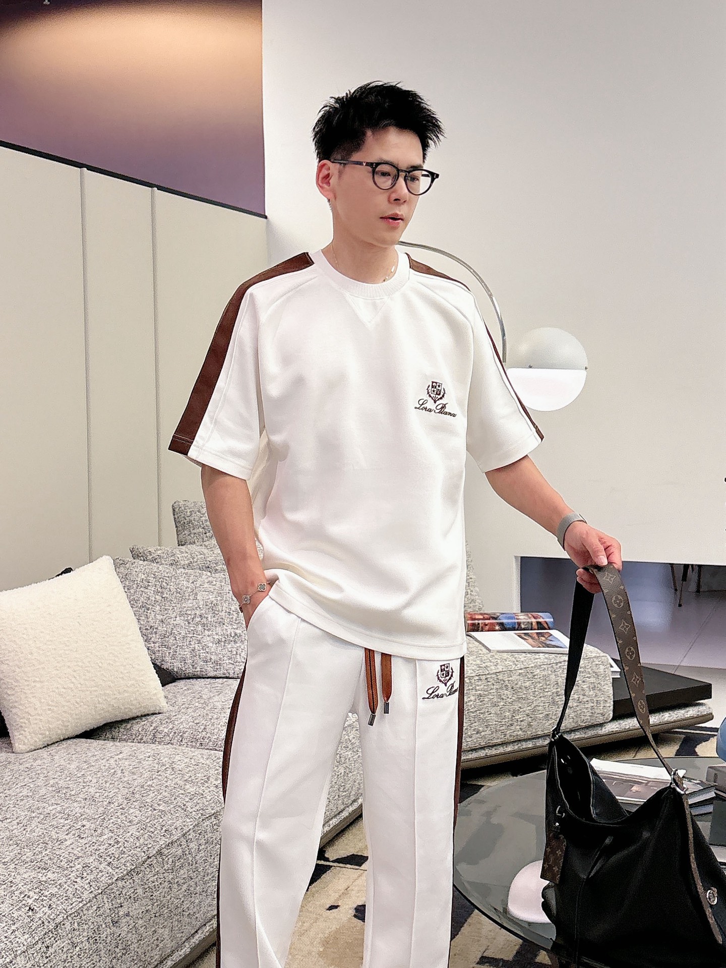 NO:936113,Brand LP's latest 1996 summer style, same style for men and women, classic design short-sleeved T-shirt and trousers suit, straight version, customized air layer fabric, soft to the touch, comfortable to wear, fine workmanship. The upper body effect is incomparably handsome, size M-3XL,, loro piana, T-shirt, tees, t-shirt,19860909品牌LP 1996夏季最新款,男女同款,经典设计短袖T恤长裤套装,直筒版型,定制空气层面料,手感柔软,穿着舒适,做工精细.上身效果无敌帅气,码数M-3XL,,loro piana,T-shirt,tees，t-shirt,,Men's clothing