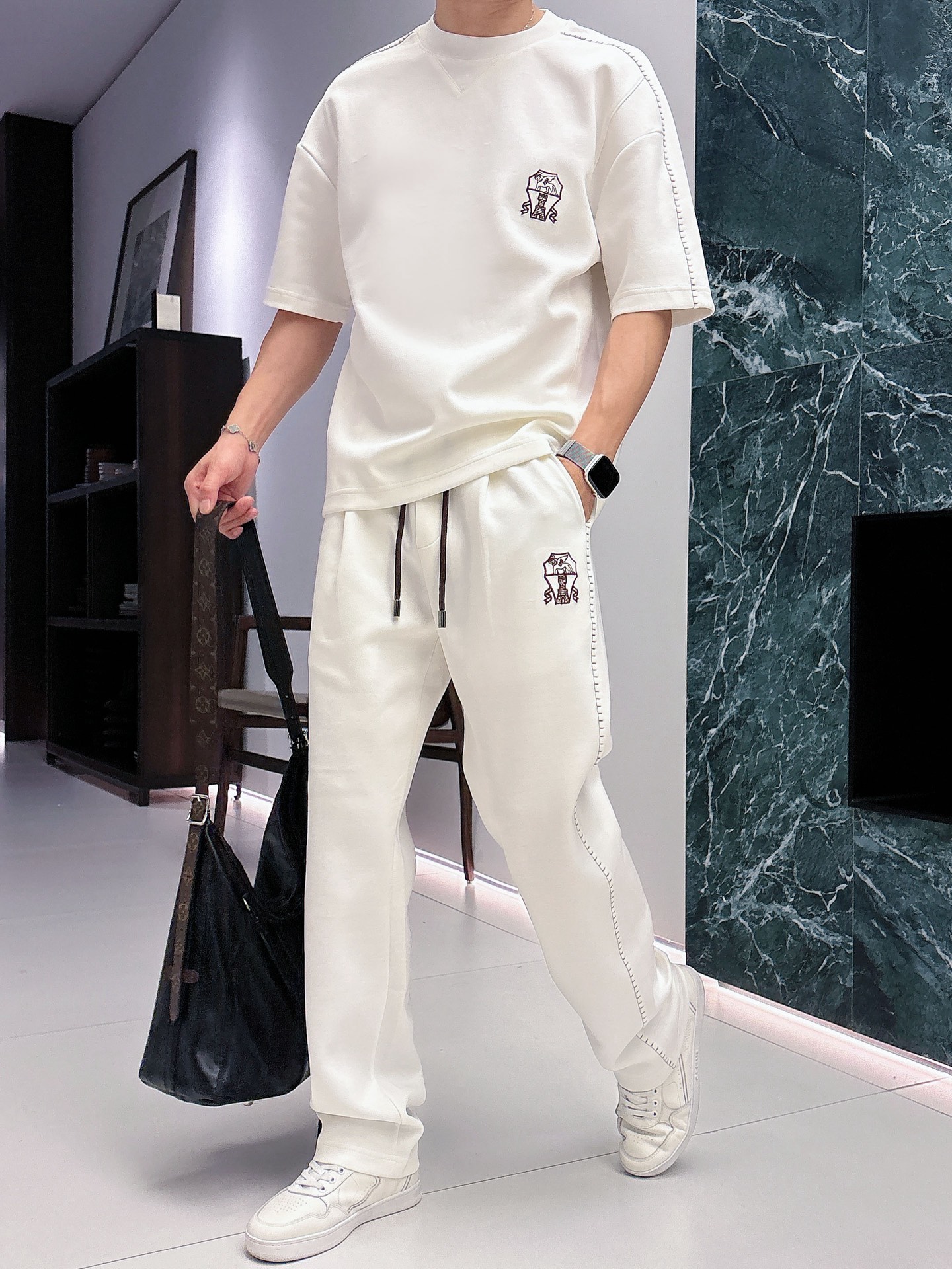 NO:936101,Brand BC 2026 summer latest model, same style for men and women, classic design short-sleeved T-shirt and trousers suit, straight version, customized air layer fabric, soft to the touch, comfortable to wear, fine workmanship. The upper body effect is incomparably handsome, size M-3XL,, T-shirt, tees, t-shirt,19860909品牌BC 2026夏季最新款,男女同款,经典设计短袖T恤长裤套装,直筒版型,定制空气层面料,手感柔软,穿着舒适,做工精细.上身效果无敌帅气,码数M-3XL,,T-shirt,tees，t-shirt,,Men's clothing