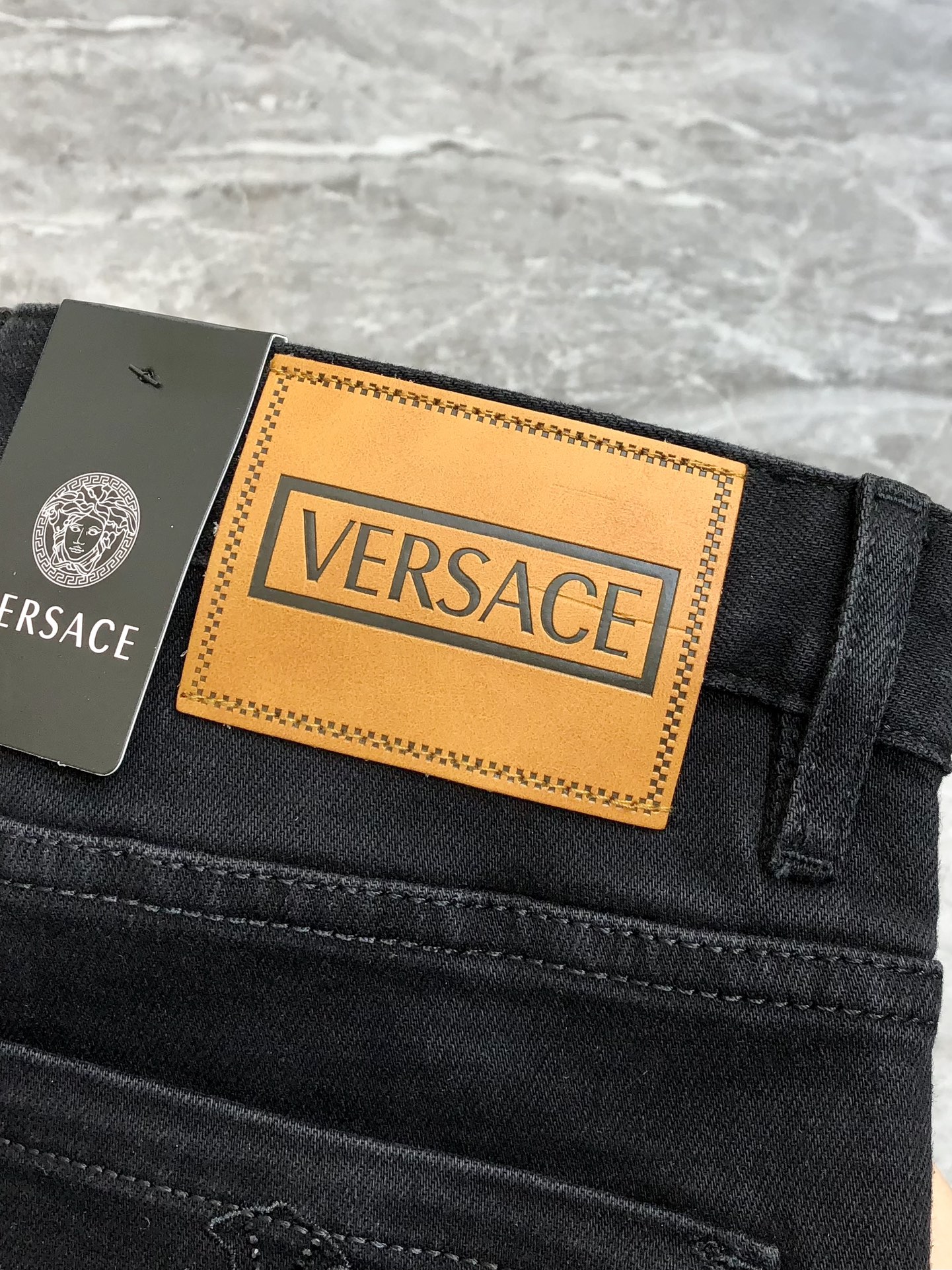  V*rsace 范思哲2025早春新款男士修身小脚牛仔裤 官网同步✨✨简洁时尚 爆款黑牛🐂 高端定制 