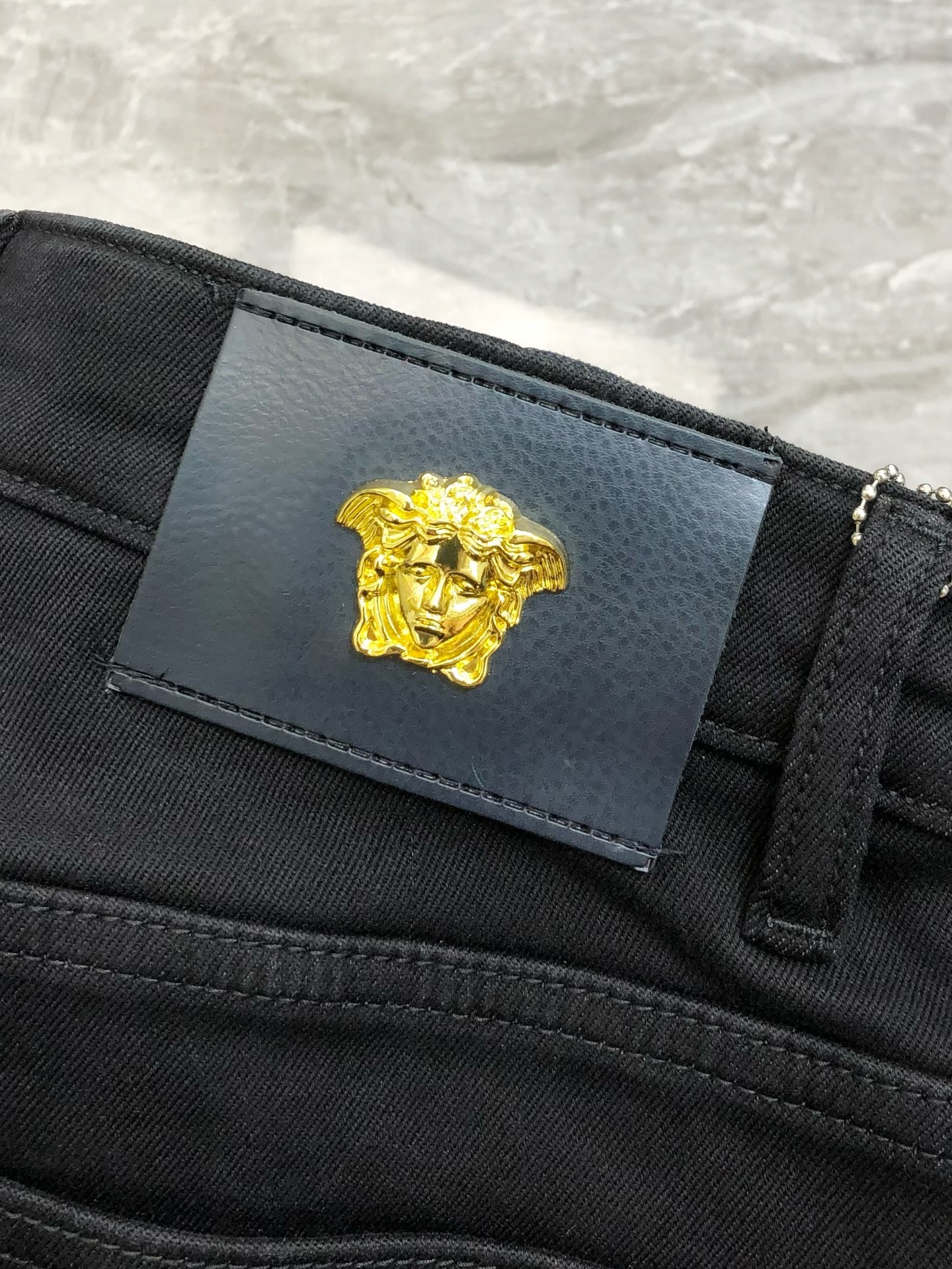  V*rsace 范思哲2024秋冬新款男士修身小脚牛仔裤 官网同步✨✨简洁时尚 爆款 高端定制 原单狠