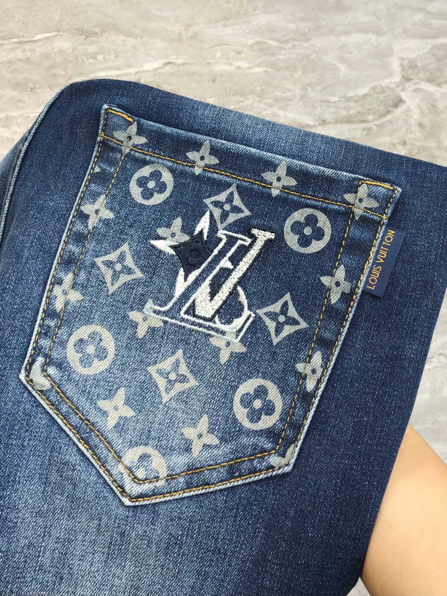  LV 路易威登2024早秋新款男士修身小脚牛仔裤 官网同步✨✨做旧破洞 简洁时尚 爆款 高端定制 原单