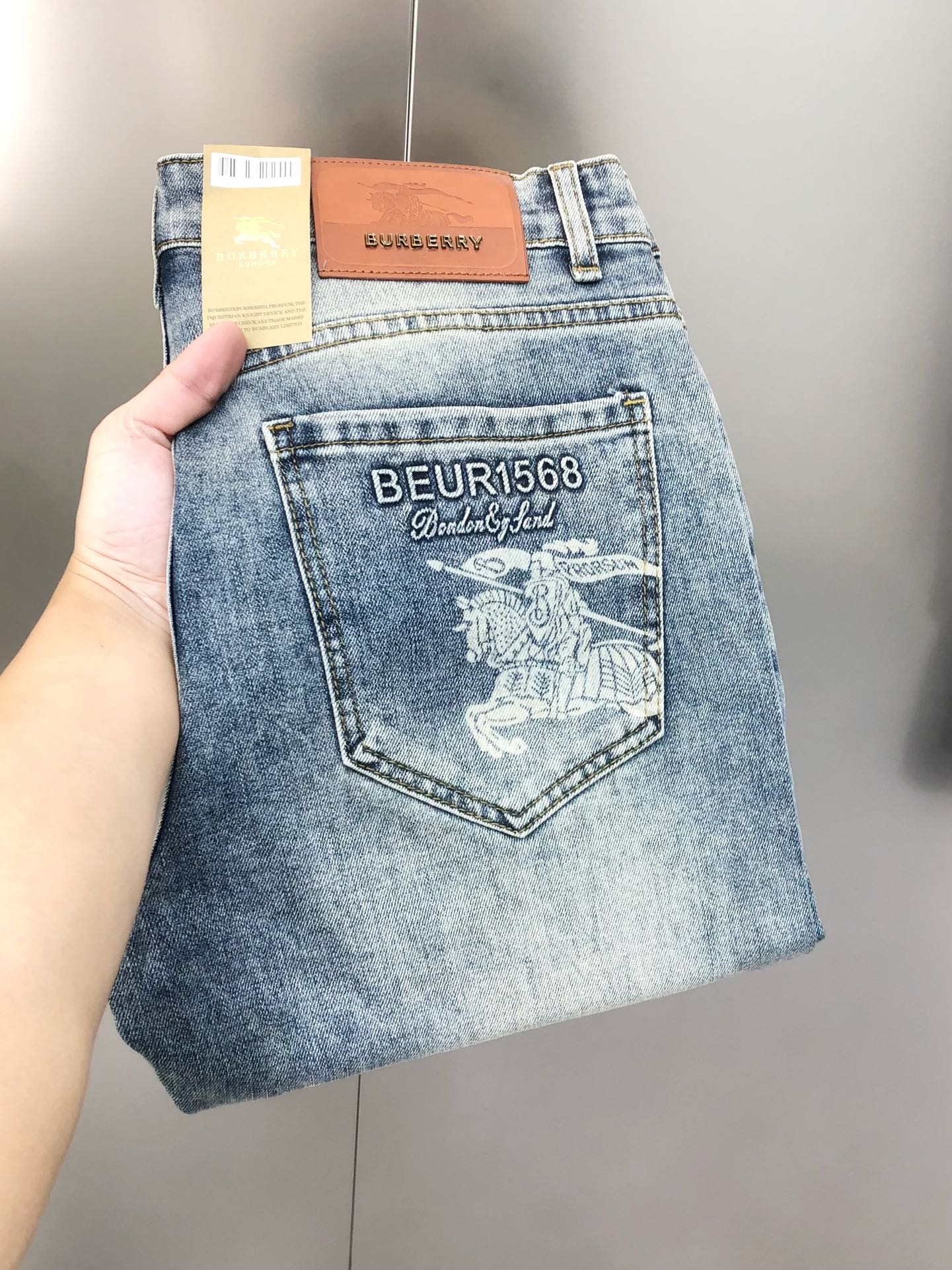  BURBE 巴宝莉2024早秋新款男士修身小脚牛仔裤 官网同步✨✨简洁时尚 爆款 高端定制 原单狠货 