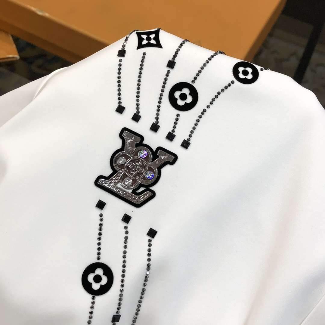  LV 路易威登新款男士原单休闲长袖衬衫 官网同步发售 ✨简洁时尚百搭 高端品质✨无缝切割包边 印胶烫钻