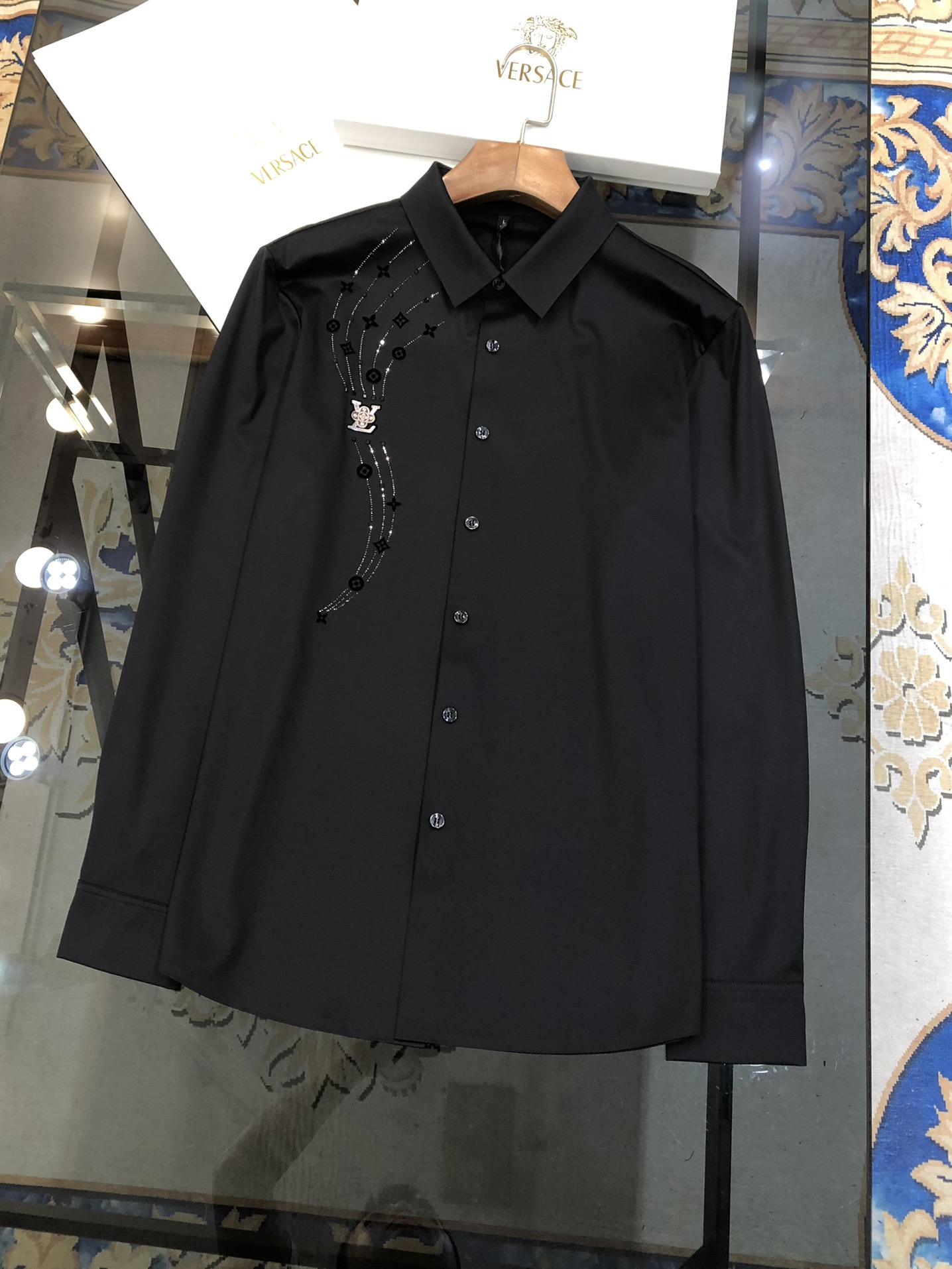  LV 路易威登新款男士原单休闲长袖衬衫 官网同步发售 ✨简洁时尚百搭 高端品质✨无缝切割包边 印胶烫钻