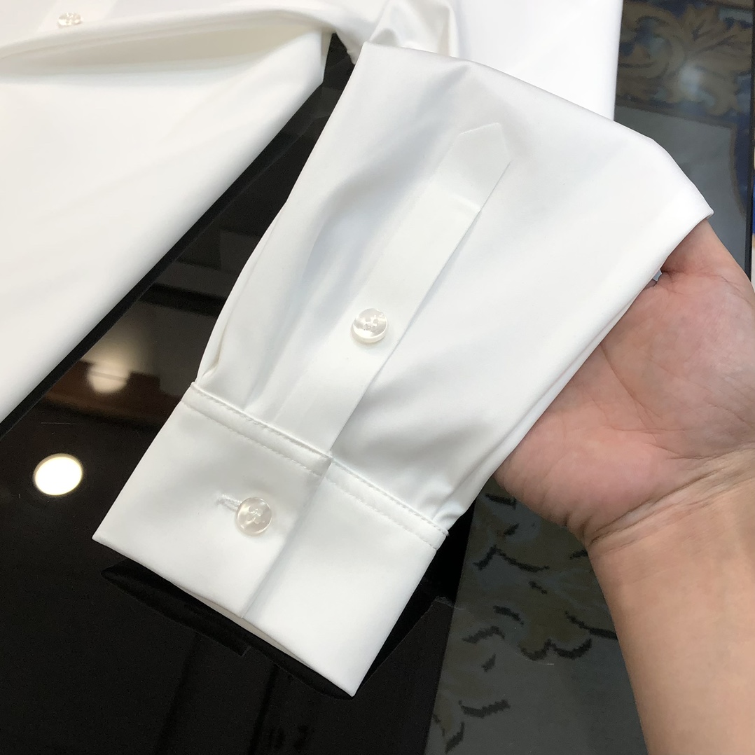  LV 路易威登新款男士原单休闲长袖衬衫 官网同步发售 ✨简洁时尚百搭 高端品质✨无缝切割包边 印胶烫钻