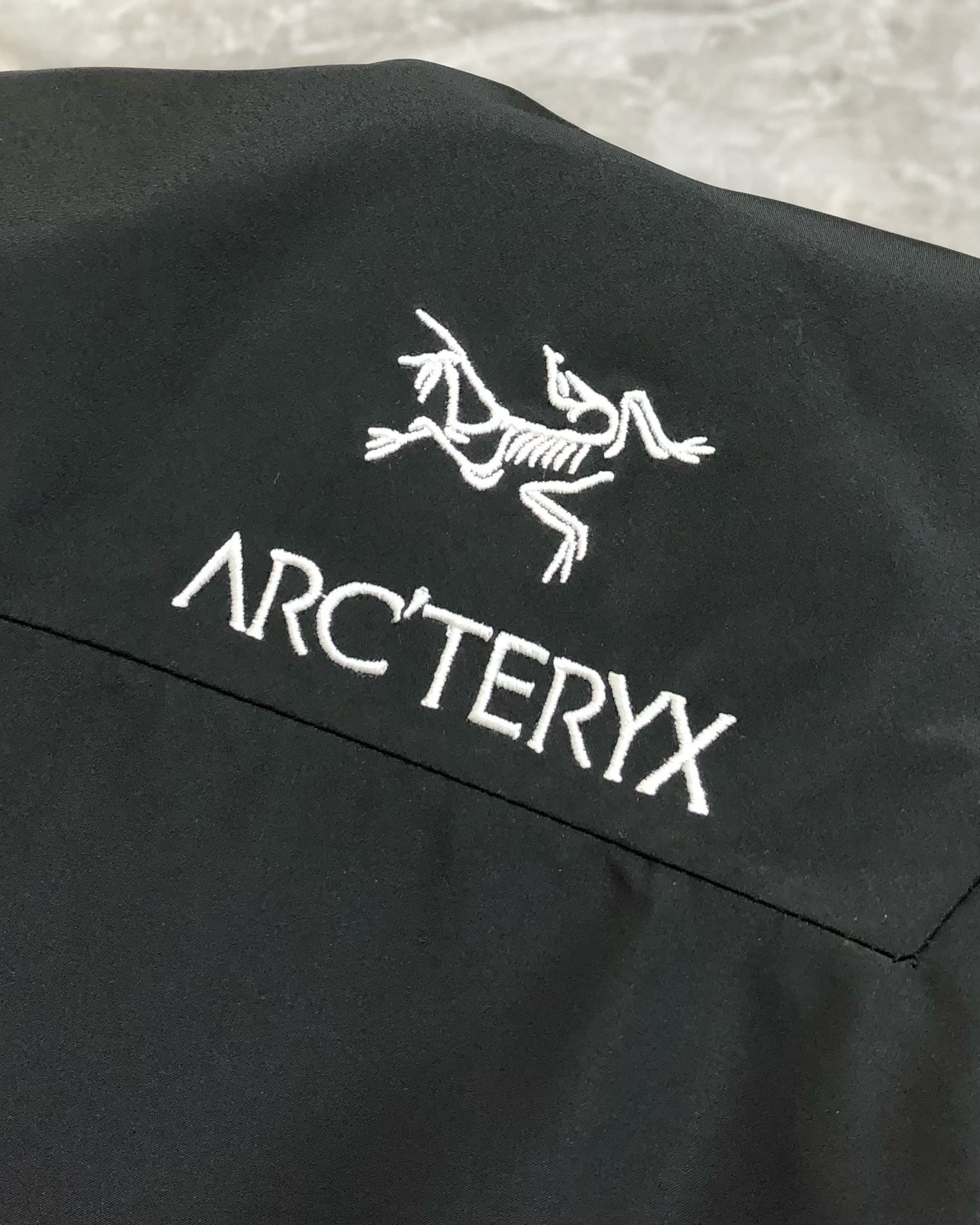Fashionable Men’s Tweezer Jacket with High-End Design and Embroidery – 2025 Collection - 图片 6