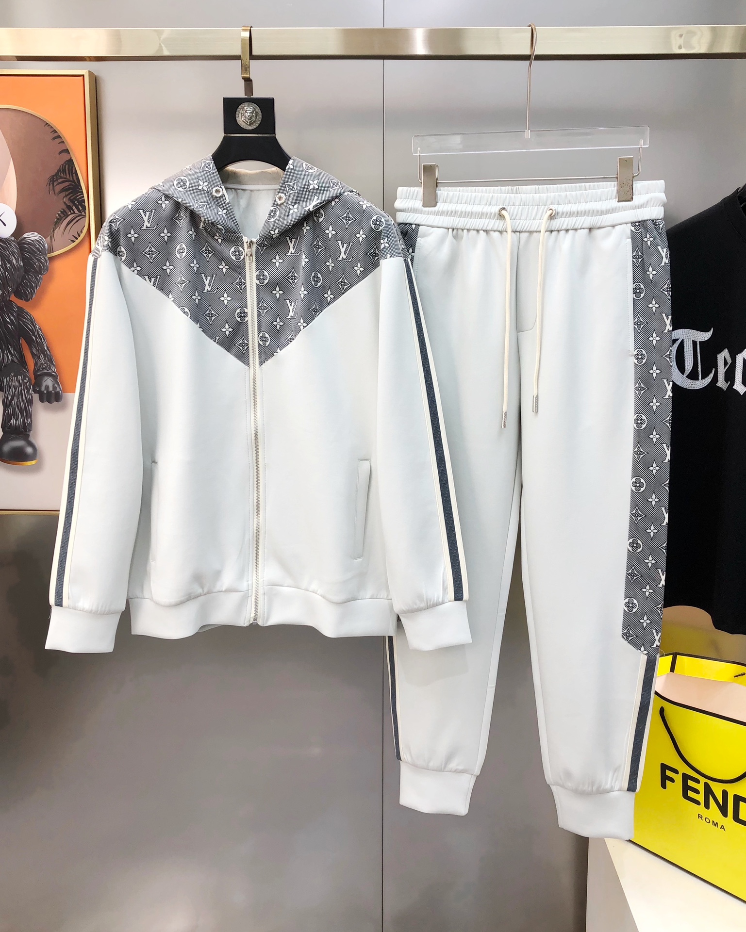 NO:121957,LV Louis Vuitton 2025 new original single men's casual sports suit zipper jacket and pants, fashionable and generous, high-end customized original imported cotton fabric, simple, neat and refreshing, presenting a new look, giving you a unique upper body experience!  The quality workmanship details can withstand any form of inspection. They have undergone strict selection process. The original customized metal hardware zipper is simple and versatile. The upper body is elegant and handsome, and it has a new visual feeling!  Must-in-own model. Size M-3XL (maximum wearable about 190 catties. Please report height and weight to place an order) Black off-white. Shipping the next day,,louis vuitton,louis vuitton,jackets & coats,alexander wang19860909LV 路易威登2025新款原单男士休闲运动套装拉链外套卫裤 时尚大方爆款 高端定制定制原版进口纯棉面料 简洁利落又清爽 呈现一种焕然一新,赋予你与众不同的上身体验！品质做工细节经得起任何形式检验 均经过严格的挑选工序,原版定制金属五金拉链,简约百搭款 上身优雅帅气,焕然一新的即视感！必入自留款.尺码M-3XL（最大可穿190斤左右 下单请报身高体重）黑色 灰白色 隔天出货,,louis vuitton,louis vuitton,jackets & coats,alexander wang,Men's clothing