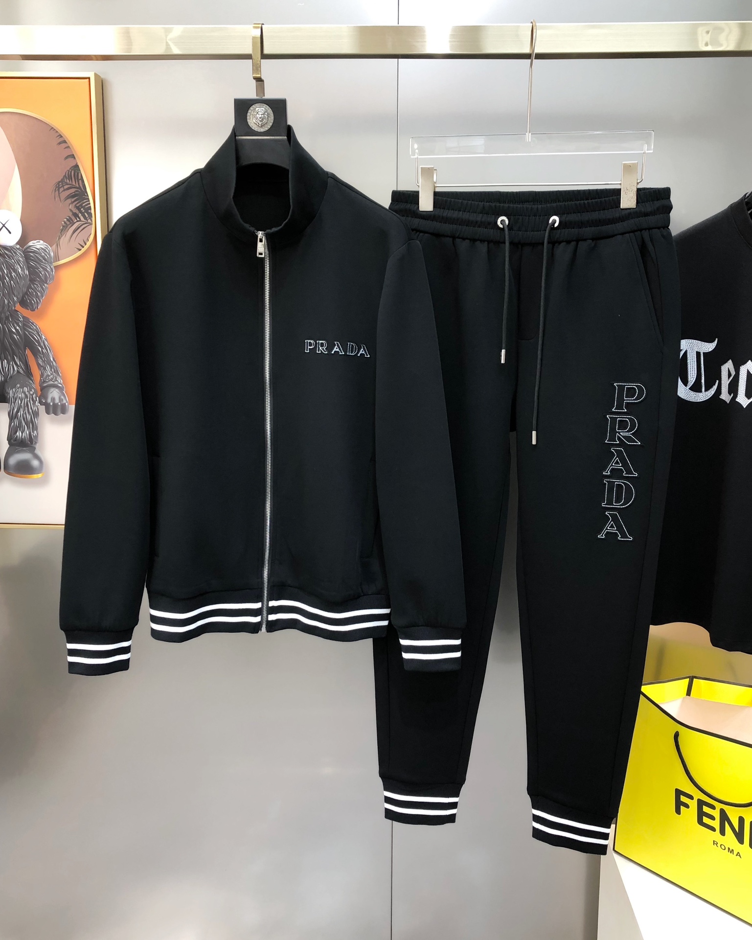 NO:121961,P*ADA Prada 2025 new original single men's casual sports suit zipper jacket and trousers, fashionable and generous, high-end customized three-dimensional embroidered letter logo design, customized original imported cotton fabric, simple, neat and refreshing, presenting a brand new look, giving you a unique upper body experience!  The quality workmanship details can withstand any form of inspection. They have undergone strict selection process. The original customized metal hardware zipper is simple and versatile. The upper body is elegant and handsome, and it has a new visual feeling!  Must-in-own model. Size M-3XL (maximum wearable about 190 catties. Please report your height and weight to place an order) Black. Shipping the next day, prada, jackets & coats, alexander wang19860909P*ADA 普拉哒2025新款原单男士休闲运动套装拉链外套卫裤 时尚大方爆款 高端定制立体贴布刺绣字母logo设计 定制原版进口纯棉面料 简洁利落又清爽 呈现一种焕然一新,赋予你与众不同的上身体验！品质做工细节经得起任何形式检验 均经过严格的挑选工序,原版定制金属五金拉链,简约百搭款 上身优雅帅气,焕然一新的即视感！必入自留款.尺码M-3XL（最大可穿190斤左右 下单请报身高体重）黑色 隔天出货,,prada,jackets & coats,alexander wang,Men's clothing