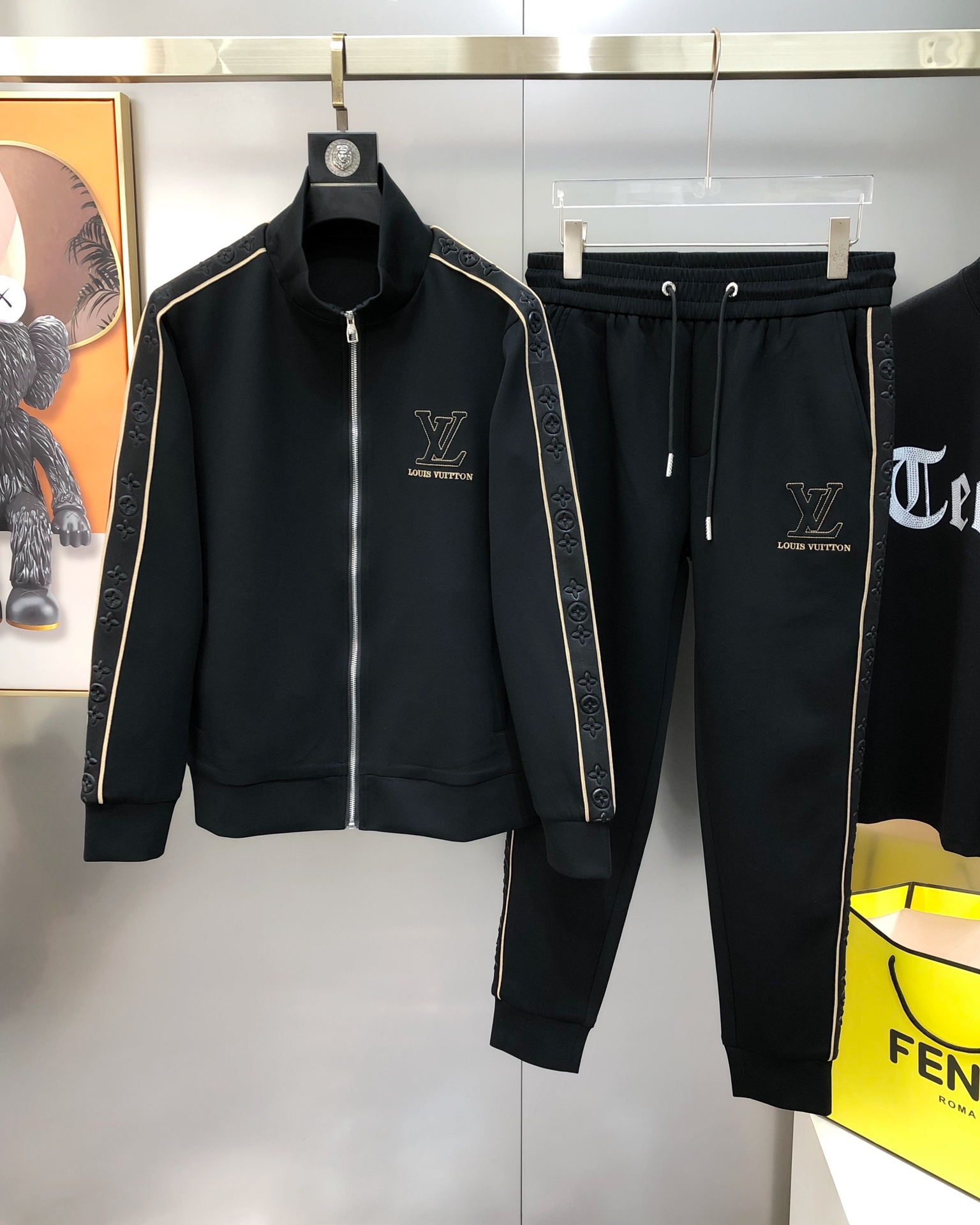 NO:121963,LV Louis Vuitton 2025 new original single men's casual sports suit zipper jacket and trousers, fashionable and generous, high-end custom double-sleeved embroidered three-dimensional embroidered letter logo design, customized original imported cotton fabric, simple, neat and refreshing, presenting a new look, giving you a unique upper body experience!  The quality workmanship details can withstand any form of inspection. They have undergone strict selection process. The original customized metal hardware zipper is simple and versatile. The upper body is elegant and handsome, and it has a new visual feeling!  Must-in-own model. Size M-3XL (maximum wearable about 190 catties. Please report height and weight to place an order) Black. Shipping the next day,,louis vuitton,louis vuitton,jackets & coats,alexander wang19860909LV 路易威登2025新款原单男士休闲运动套装拉链外套卫裤 时尚大方爆款 高端定制双袖压花 立体贴刺绣字母logo设计 定制原版进口纯棉面料 简洁利落又清爽 呈现一种焕然一新,赋予你与众不同的上身体验！品质做工细节经得起任何形式检验 均经过严格的挑选工序,原版定制金属五金拉链,简约百搭款 上身优雅帅气,焕然一新的即视感！必入自留款.尺码M-3XL（最大可穿190斤左右 下单请报身高体重）黑色 隔天出货,,louis vuitton,louis vuitton,jackets & coats,alexander wang,Men's clothing