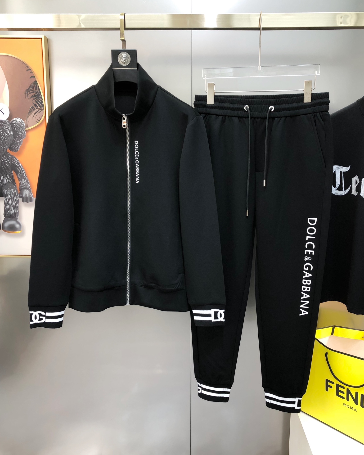 NO:121965,DG Dolce & Gabbana 2025 new original single men's casual sports suit zipper jacket and pants, fashionable and generous, high-end custom printed letter logo design, customized original imported cotton fabric, simple, neat and refreshing, presenting a brand new look, giving you a unique upper body experience!  The quality workmanship details can withstand any form of inspection. They have undergone strict selection process. The original customized metal hardware zipper is simple and versatile. The upper body is elegant and handsome, and it has a new visual feeling!  Must-in-own model. Size M-3XL (maximum wearable about 190 catties. Please report your height and weight to place an order) Black. Shipping the next day, Dolce&Gabbana, Dolce&Gabbana, jackets & coats, alexander wang19860909DG 杜嘉班纳2025新款原单男士休闲运动套装拉链外套卫裤 时尚大方爆款 高端定制印胶字母logo设计 定制原版进口纯棉面料 简洁利落又清爽 呈现一种焕然一新,赋予你与众不同的上身体验！品质做工细节经得起任何形式检验 均经过严格的挑选工序,原版定制金属五金拉链,简约百搭款 上身优雅帅气,焕然一新的即视感！必入自留款.尺码M-3XL（最大可穿190斤左右 下单请报身高体重）黑色 隔天出货,,Dolce&Gabbana,Dolce&Gabbana,jackets & coats,alexander wang,Men's clothing