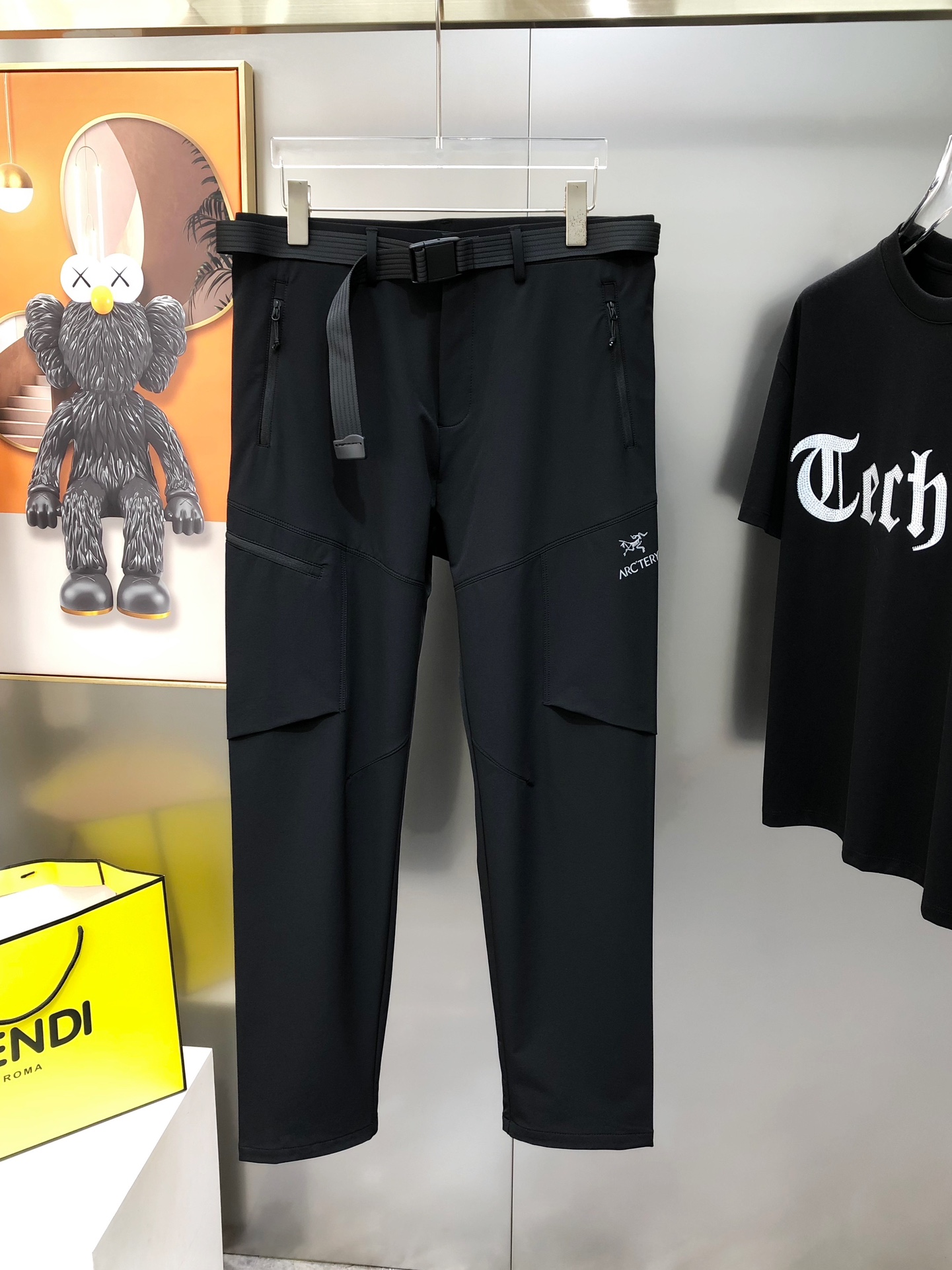 NO:121955,Archaeopteryx 2025 spring and summer new original single men's casual pants, work pants, sold at the counter simultaneously, waistband belt can be removable and high-end customization, original single rude goods, simple and fashionable and versatile style printed letter logo pattern design, customized original imported polyester fiber quick-drying fabric, imported hardware accessories, elegant and handsome upper body, a new visual feeling!  The OEM factory has very detailed details, and it is not picky about people on the upper body, and it is a must-have model. Size M-3XL=29-36 (maximum size can be worn about pounds) shipped the next day. Black, arc'teryx, alexander wang19860909始祖鸟2025春夏新款原单男士休闲裤 工装裤 柜台同步售卖 腰布带可拆卸高端定制 原单狠货 简洁时尚百搭款印胶字母logo图案设计 定制原版进口聚酯纤维速干面料 进口五金辅料 上身优雅帅气,焕然一新的即视感！代工厂精细做细节都很到位,上身不挑人,必入的自留款.尺码M-3XL=29-36(最大码可穿斤左右）隔天出货 黑色,arc'teryx,alexander wang,Men's clothing