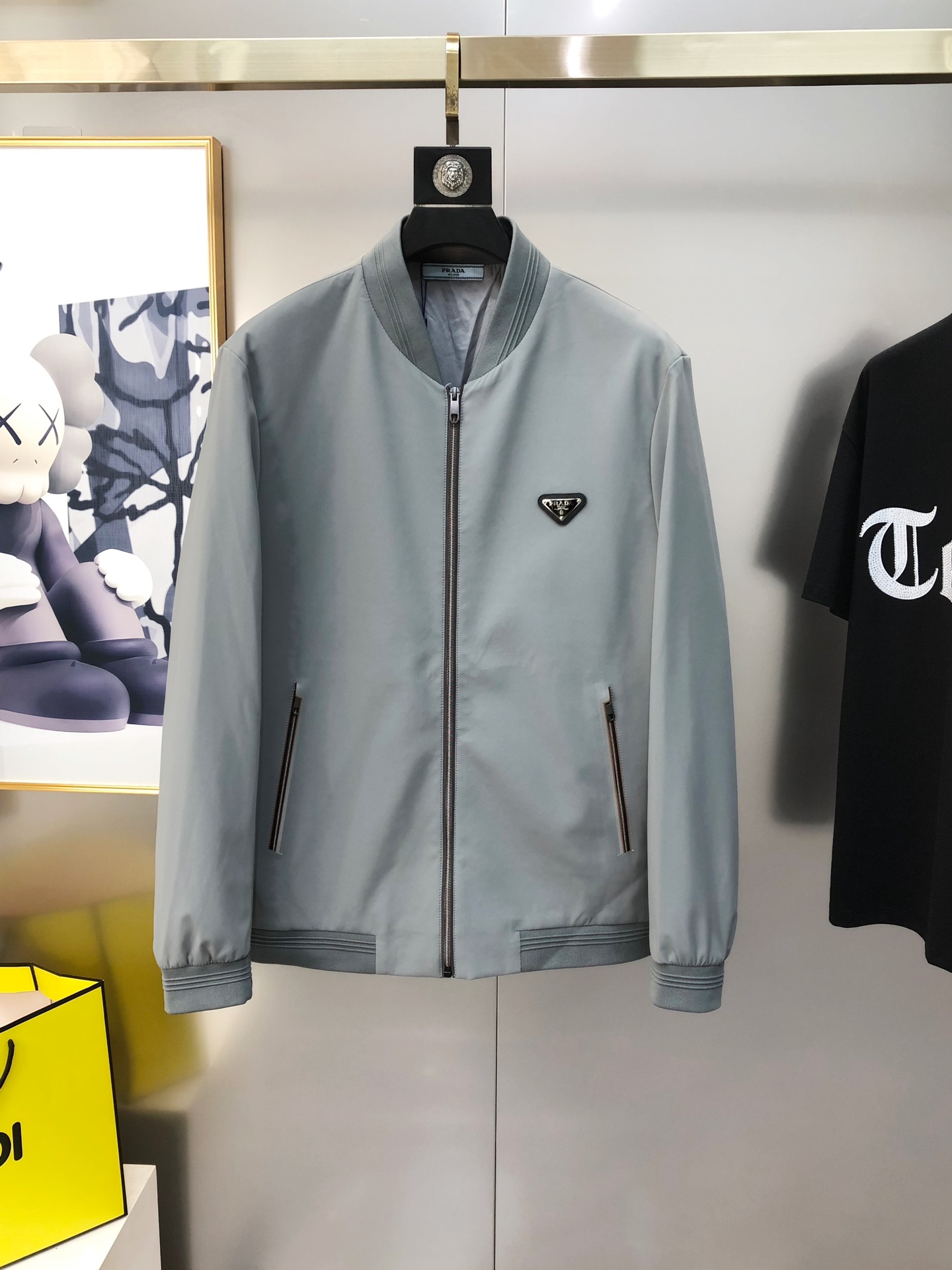 NO:122021,P*ADA Prada 2025 early spring new style original single men's lapel jacket is sold simultaneously on the official website. Hot version, high version, fashionable and versatile, chest embroidered triangle logo design, original imported polyester fiber memory fabric, soft and delicate touch, comfortable upper body, customer-supplied original imported engraving hardware accessories, the OEM factory made the fine lines smooth, the craftsmanship is exquisite, the style is superb, and the random matching is very fashionable and handsome, and highly recommended!  Counter size M-4XL (maximum size can be worn about 195 kilograms. Please report your height and weight to place an order) Shipping the next day Gray, Prada, Jackets & coats, Jackets & coats, Alexander wang19860909P*ADA 普拉哒2025早春新款原单男士翻领夹克外套 官网同步售卖 爆款 高版本 时尚百搭 胸前绣三角logo标设计 采用原版进口聚酯纤维记忆面料 手感柔软细腻 上身舒适 客供原版进口刻字五金辅料配件,代工厂精细做线条流畅,工艺精致,版型超赞,随意搭配都非常时尚帅气强烈推荐哦！专柜尺码M-4XL（最大码可穿195斤左右 下单请报身高体重) 隔天出货 灰色,,prada,jackets & coats,jackets & coats,alexander wang,Men's clothing