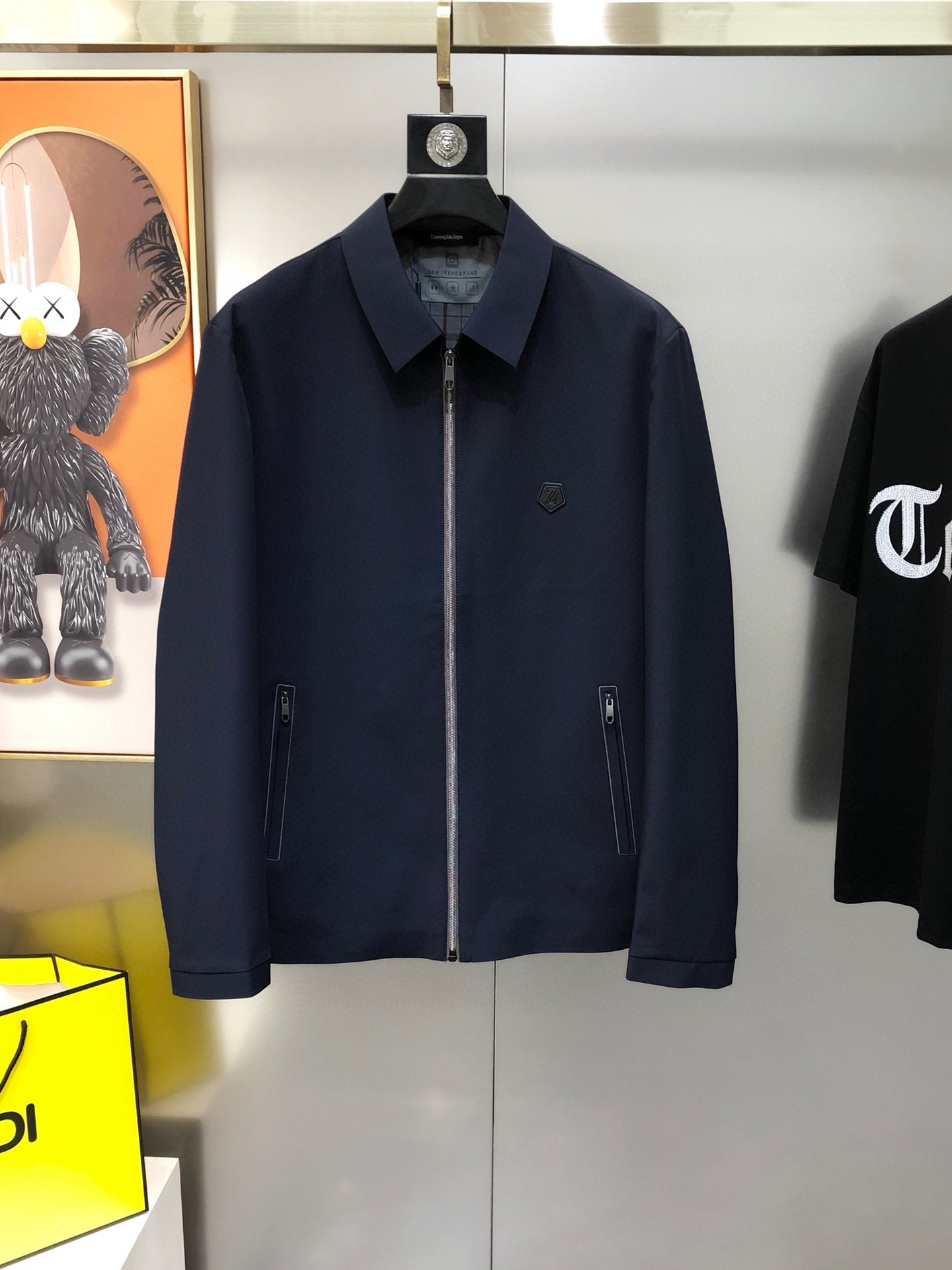 NO:122018,Z*gna 2025 early spring new style original single men's lapel jacket is sold simultaneously on the official website. Hot version, high-version, fashionable and versatile, chest embroidered logo leather logo design, original imported polyester fiber memory fabric, soft and delicate, comfortable upper body, customer-supplied original imported engraving hardware accessories, the OEM factory made the lines smooth, the craftsmanship is exquisite, the style is superb, the casual matching is very fashionable and handsome, and highly recommended!  Counter size M-4XL (maximum size can be worn about 195 kilograms. Please report your height and weight to place an order) Shipping the next day. Royal blue, zegna, jackets & coats, jackets & coats, alexander wang19860909Z*gna 杰尼亚2025早春新款原单男士翻领夹克外套 官网同步售卖 爆款 高版本 时尚百搭 胸前绣logo皮标设计 采用原版进口聚酯纤维记忆面料手感柔软细腻 上身舒适 客供原版进口刻字五金辅料配件,代工厂精细做线条流畅,工艺精致,版型超赞,随意搭配都非常时尚帅气强烈推荐哦！专柜尺码M-4XL（最大码可穿195斤左右 下单请报身高体重) 隔天出货 宝蓝色,,zegna,jackets & coats,jackets & coats,alexander wang,Men's clothing