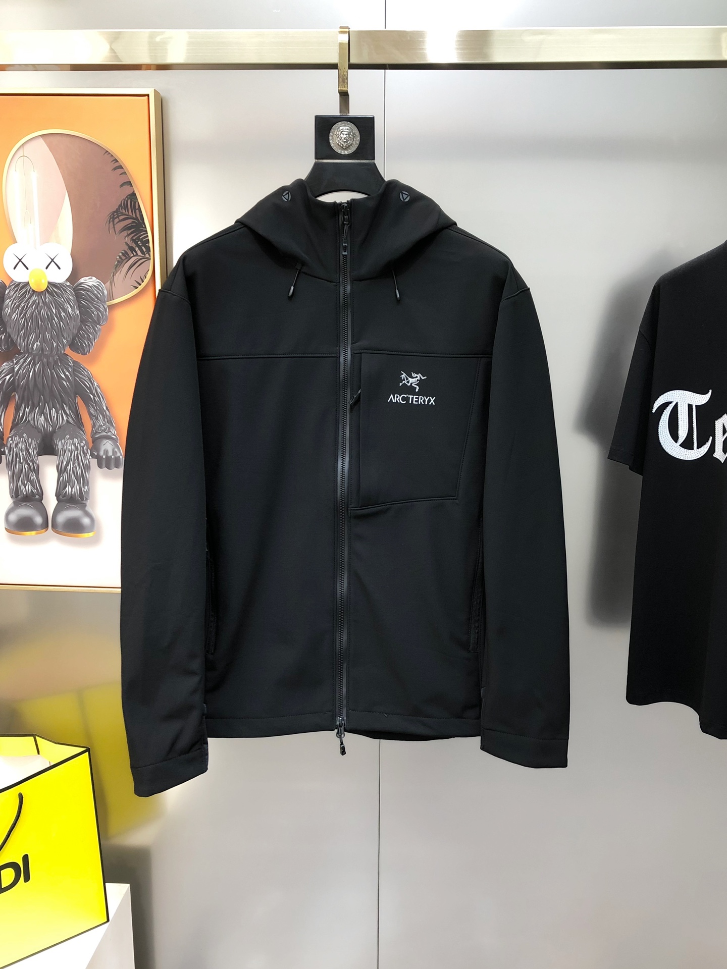 NO:122041,Archaeopteryx 2025 early spring new style original single men's hooded windbreaker jacket jacket sold simultaneously on the official website. Big hit style, high version, fashionable and versatile, printed letter logo pattern design, using original imported polyester fiber memory fabric, soft and delicate touch, comfortable upper body, customer-supplied original imported engraving hardware accessories, the OEM factory made the fine lines smooth, the craftsmanship is exquisite, the style is superb, and the random matching is very fashionable and handsome, and highly recommended!  Counter size M-3XL (maximum size can be worn about 185 catties. Please report your height and weight to place an order) Shipping the next day Black, arc'teryx, jackets & coats, jackets & coats, hats, alexander wang19860909始祖鸟2025早春新款原单男士连帽风衣夹克外套 官网同步售卖 大爆款 高版本 时尚百搭 印胶字母logo图案设计 采用原版进口聚酯纤维记忆面料 手感柔软细腻 上身舒适 客供原版进口刻字五金辅料配件,代工厂精细做线条流畅,工艺精致,版型超赞,随意搭配都非常时尚帅气强烈推荐哦！专柜尺码M-3XL（最大码可穿185斤左右 下单请报身高体重) 隔天出货 黑色,arc'teryx,jackets & coats,jackets & coats,hats,alexander wang,Men's clothing