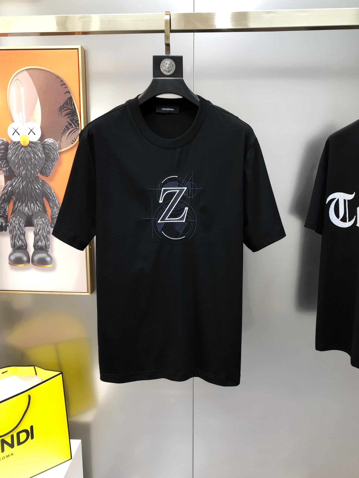 NO:122002,Z*gna 2025 spring and summer new original single men's round neck short-sleeved T-shirt, high-end product, high-end customization, fashionable and versatile, sold at the counter simultaneously, three-dimensional embroidery logo pattern design, customized imported 120 double mercerated cotton fabric, skin-friendly and comfortable to wear, the fabric is soft and breathable, and it feels very delicate to touch. The inner part is all made of single-needle edge locking process!  It can ensure that the dress does not deform!  Decent cut, without any sense of restraint, OEM factory workmanship shows temperament and classy, ​​very handsome upper body size M-3XL (maximum size can be worn about 190 kilograms. Please report height and weight to place an order) Black White Gray, zegna, T-shirt,tees, t-shirt,alexander wang19860909Z*gna 杰尼亚2025春夏新款原单男士圆领短袖T恤 高版本 渠道货 高端定制 时尚百搭 柜台同步售卖 立体刺绣logo图案设计 客供定制进口120支双丝光棉面料,穿着亲肤舒适 面料柔软透气 摸上去非常细腻的感觉.内里全部采用单针锁边工艺！能够确保穿着不变形！裁剪得体,没有任何束缚感,代工厂做工精细 显气质 显档次 上身非常帅气 尺码M-3XL（最大码可穿190斤左右 下单请报身高体重) 黑色 白色 灰色,,zegna,T-shirt,tees，t-shirt,alexander wang,Men's clothing