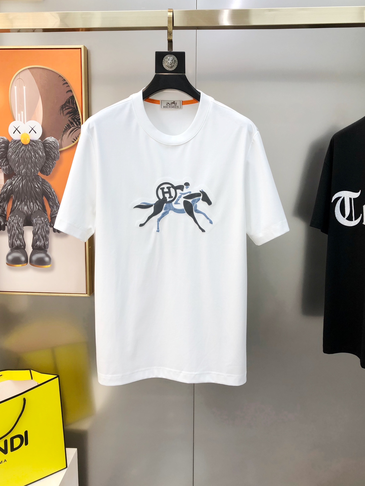 NO:122006,H*rmes 2025 spring and summer new original single men's round neck short-sleeved T-shirt, high-version, channel goods, high-end customization, fashionable and versatile, sold at the counter, three-dimensional embroidery logo pattern design, customized and imported 120 double mercerated cotton fabric, skin-friendly and comfortable to wear, the fabric is soft and breathable, and it feels very delicate to touch. The inner part is all made of single-needle edge locking process!  It can ensure that the dress does not deform!  Decent cut, no sense of restraint, OEM factory workmanship shows temperament and grade, very handsome upper body size M-3XL (maximum size can be worn about 190 kilograms, please report height and weight to place an order) Black White Shipping the next day,,hermes,T-shirt,tees,t-shirt,alexander wang19860909H*rmes 爱马仕2025春夏新款原单男士圆领短袖T恤 高版本 渠道货 高端定制 时尚百搭 柜台同步售卖 立体刺绣logo图案设计 客供定制进口120支双丝光棉面料,穿着亲肤舒适 面料柔软透气 摸上去非常细腻的感觉.内里全部采用单针锁边工艺！能够确保穿着不变形！裁剪得体,没有任何束缚感,代工厂做工精细 显气质 显档次 上身非常帅气 尺码M-3XL（最大码可穿190斤左右 下单请报身高体重) 黑色 白色 隔天出货,,hermes,T-shirt,tees，t-shirt,alexander wang,Men's clothing