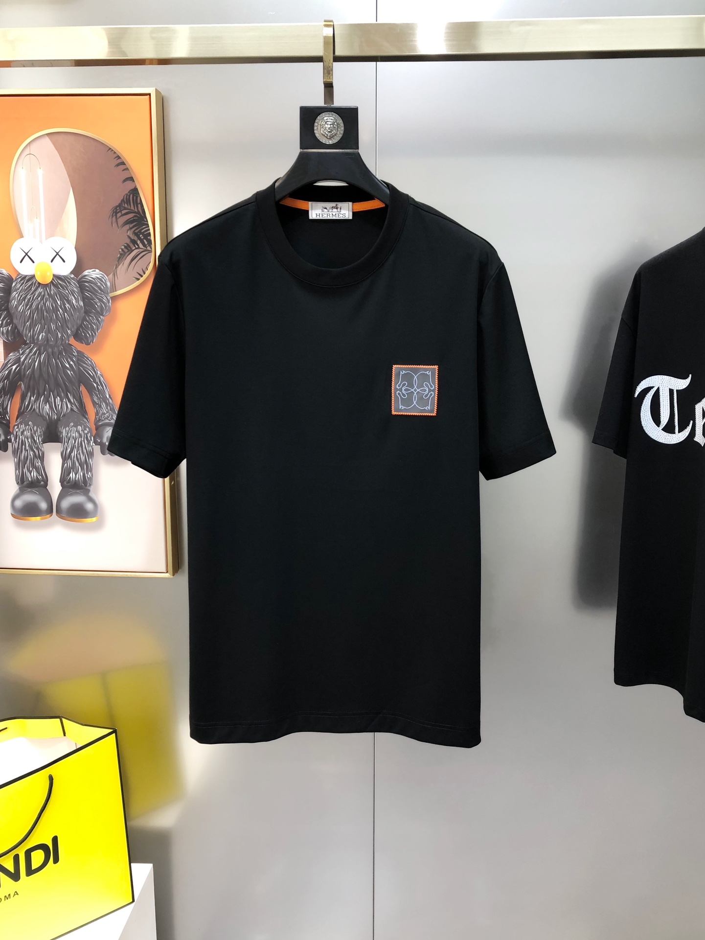 NO:122000,H*rmes 2025 spring and summer new original single men's round neck short-sleeved T-shirt, high-end customization, fashionable and versatile, sold at the counter simultaneously, three-dimensional embroidered logo leather logo design, customized 120 double mercerated cotton fabric, skin-friendly and comfortable to wear, the fabric is soft and breathable, and it feels very delicate to touch. The inner part is all made of single-needle edge locking process!  It can ensure that the dress does not deform!  Decent cut, without any sense of restraint, OEM factory workmanship shows temperament and classy, ​​very handsome upper body size M-3XL (maximum size can be worn about 190 kilograms, please report height and weight to place an order) Black White Blue,, hermes, T-shirt,tees, t-shirt,alexander wang19860909H*rmes 爱马仕2025春夏新款原单男士圆领短袖T恤 高版本 渠道货 高端定制 时尚百搭 柜台同步售卖 立体刺绣logo皮标设计 客供定制进口120支双丝光棉面料,穿着亲肤舒适 面料柔软透气 摸上去非常细腻的感觉.内里全部采用单针锁边工艺！能够确保穿着不变形！裁剪得体,没有任何束缚感,代工厂做工精细 显气质 显档次 上身非常帅气 尺码M-3XL（最大码可穿190斤左右 下单请报身高体重) 黑色 白色 蓝色,,hermes,T-shirt,tees，t-shirt,alexander wang,Men's clothing