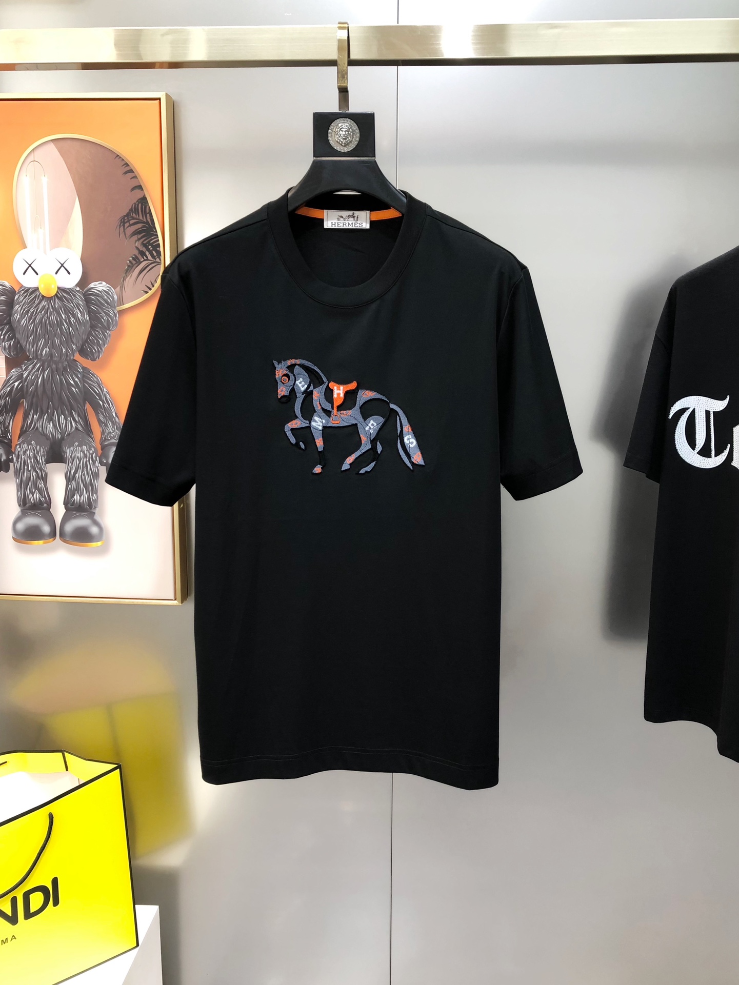 NO:122004,H*rmes 2025 spring and summer new original single men's round neck short-sleeved T-shirt, high-end product, high-end customization, fashionable and versatile, sold at the counter simultaneously, three-dimensional flocking logo pattern design, customized 120 double mercerated cotton fabric, skin-friendly and comfortable to wear, the fabric is soft and breathable, and it feels very delicate to touch. The inner part is all made of single-needle edge locking process!  It can ensure that the dress does not deform!  Decent cut, without any sense of restraint, OEM factory workmanship shows temperament and classy, ​​very handsome upper body size M-3XL (maximum size can be worn about 190 kilograms, please report height and weight to place an order) Black White Blue,, hermes, T-shirt,tees, t-shirt,alexander wang19860909H*rmes 爱马仕2025春夏新款原单男士圆领短袖T恤 高版本 渠道货 高端定制 时尚百搭 柜台同步售卖 立体植绒logo图案设计 客供定制进口120支双丝光棉面料,穿着亲肤舒适 面料柔软透气 摸上去非常细腻的感觉.内里全部采用单针锁边工艺！能够确保穿着不变形！裁剪得体,没有任何束缚感,代工厂做工精细 显气质 显档次 上身非常帅气 尺码M-3XL（最大码可穿190斤左右 下单请报身高体重) 黑色 白色 蓝色,,hermes,T-shirt,tees，t-shirt,alexander wang,Men's clothing