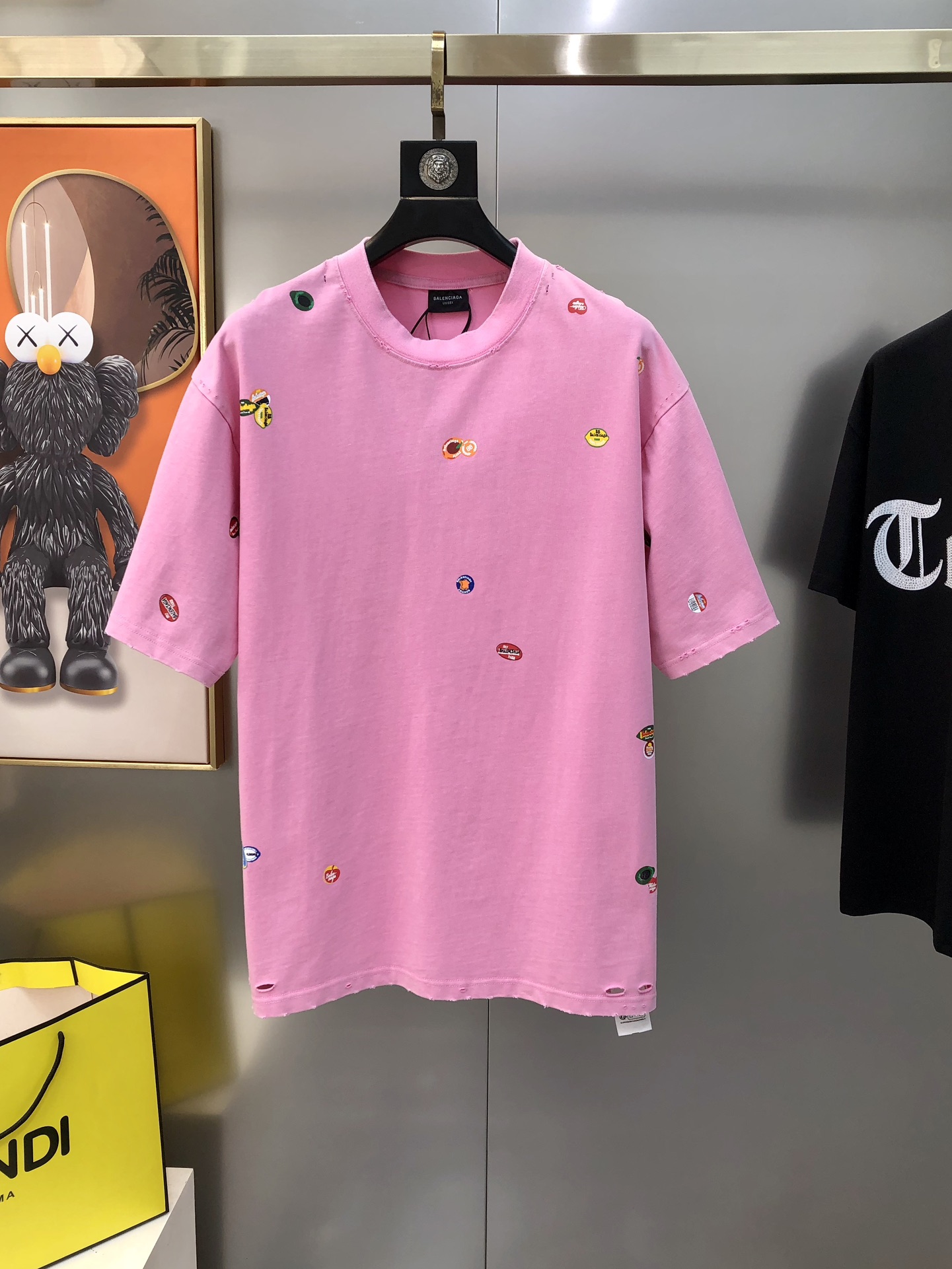 NO:121978,Bal*nciaga 2025 early spring new men's original single round neck short-sleeved T-shirt sold at the counter simultaneously Channel goods High-version hot products Old-made holes Fashionable and versatile glue printing logo pattern design Custom imported double-strand pure cotton fabric Custom original hardware accessories Soft and delicate, easy to highlight temperament, and the upper body is versatile and slimming!  The fabrics and factories we choose are all used by first-tier brands. The fine upper body is very handsome. The number of codes is S-M-L (large, the maximum code can be worn about 185 kilograms. Please report your height and weight.) Shipping the next day, balenciaga, T-shirt,tees, t-shirt,alexander wang19860909Bal*nciaga 巴黎世家2025早春新款男士原单圆领短袖T恤 柜台同步售卖 渠道货 高版本爆款 做旧破洞 时尚百搭 印胶logo图案设计 定制进口双股纯棉面料 定制原版五金辅料 柔软细腻 极易凸显出气质 ,上身百搭显瘦！我们所选择的面料及工厂都是一线品牌所使用的 精细做上身非常帅气 码数S-M-L（偏大 最大码可穿185斤左右 下单请报身高体重）隔天出货,,balenciaga,T-shirt,tees，t-shirt,alexander wang,Men's clothing