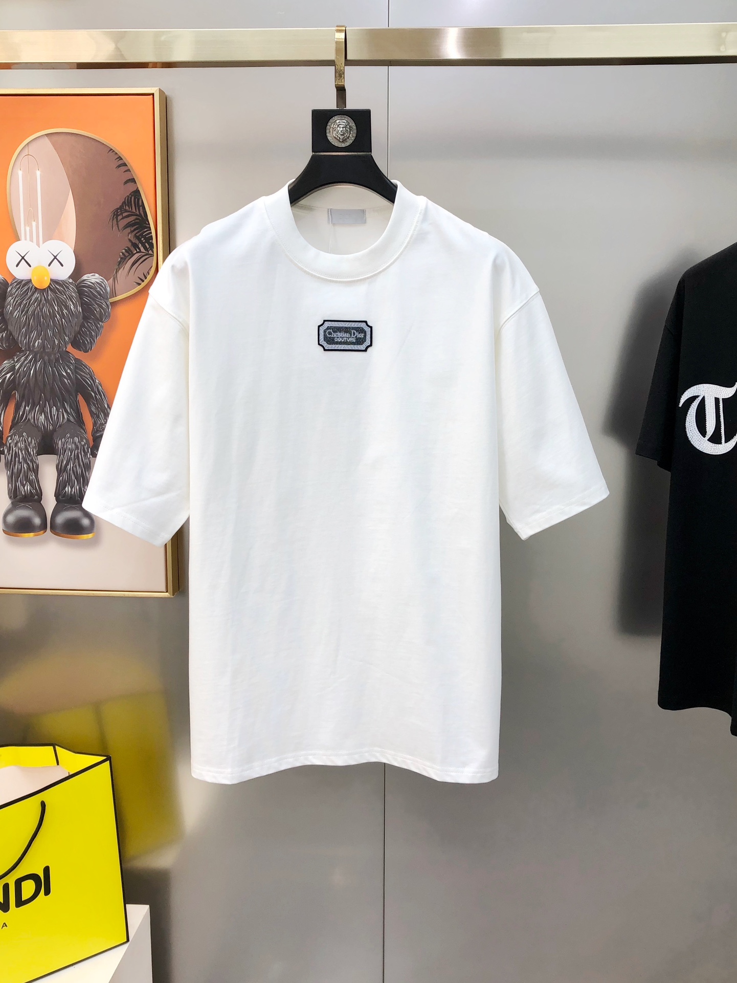 NO:121990,D*or Dior 2025 early spring new original single men's round neck short-sleeved T-shirt sold simultaneously in counters Hot high-end quality High-version OS wide version Appliance embroidered letter logo design Custom imported 420g double-strand cotton fabric Soft and delicate feel, skin-friendly and comfortable to wear The OEM factory made the top body very handsome and stylish Men's essential items Three standards Complete Size M-3XL (large, starting from 140 catties to about 210 catties Please report height and weight to place an order) Shipping the next day Black White Khaki Dark gray, Dior, T-shirt,tees, t-shirt,alexander wang19860909D*or 迪奥2025早春新款原单男士圆领短袖T恤 专柜同步售卖 爆款高端品质 高版本 OS版型阔版 贴布刺绣字母logo设计 定制进口420克双股纯棉面料 手感柔软细腻 穿着亲肤舒适 代工厂精细做上身非常帅气有型 男士必备单品 三标齐 全 尺码M-3XL（偏大 穿140斤起-210斤左右 下单请报身高体重) 隔天出货 黑色 白色 卡其色 深灰色,,dior,T-shirt,tees，t-shirt,alexander wang,Men's clothing