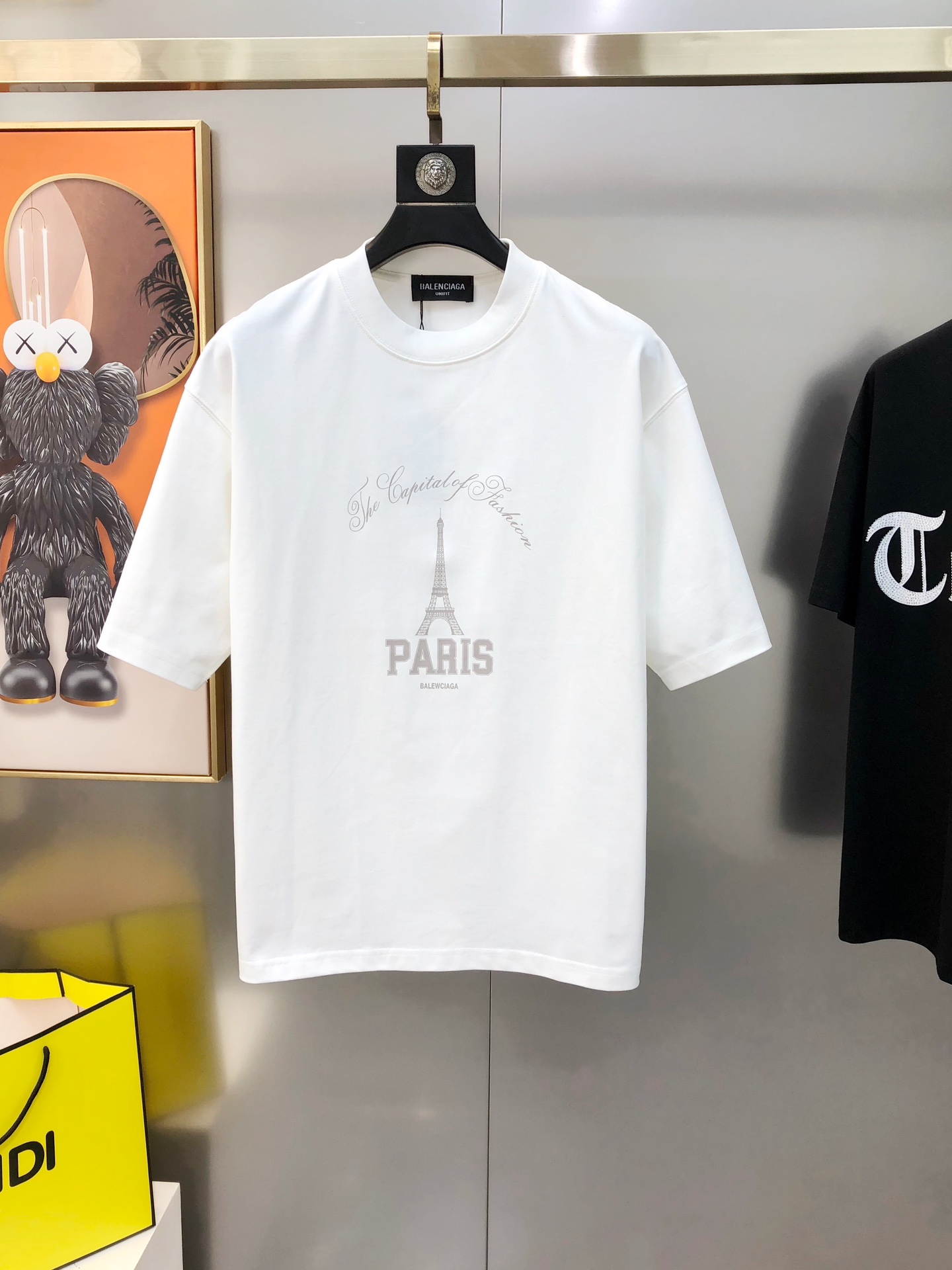 NO:121987,Bal*nciaga 2025 early spring new style original single men's round neck short-sleeved T-shirt sold simultaneously in counters Hot high-end quality High-version OS version wide version Printed letter logo pattern design Custom imported 420g double-strand pure cotton fabric soft and delicate feel, skin-friendly and comfortable to wear, OEM factory made the upper body very handsome and stylish, must-have items for men, three standards, complete Size M-3XL (large, starting from 140 catties to about 210 catties, please report height and weight to place an order) Shipping the next day Black White,,balenciaga,T-shirt,tees,t-shirt,alexander wang19860909Bal*nciaga 巴黎世家2025早春新款原单男士圆领短袖T恤 专柜同步售卖 爆款高端品质 高版本 OS版型阔版 印胶字母logo图案设计 定制进口420克双股纯棉面料 手感柔软细腻 穿着亲肤舒适 代工厂精细做上身非常帅气有型 男士必备单品 三标齐 全 尺码M-3XL（偏大 穿140斤起-210斤左右 下单请报身高体重) 隔天出货 黑色 白色,,balenciaga,T-shirt,tees，t-shirt,alexander wang,Men's clothing