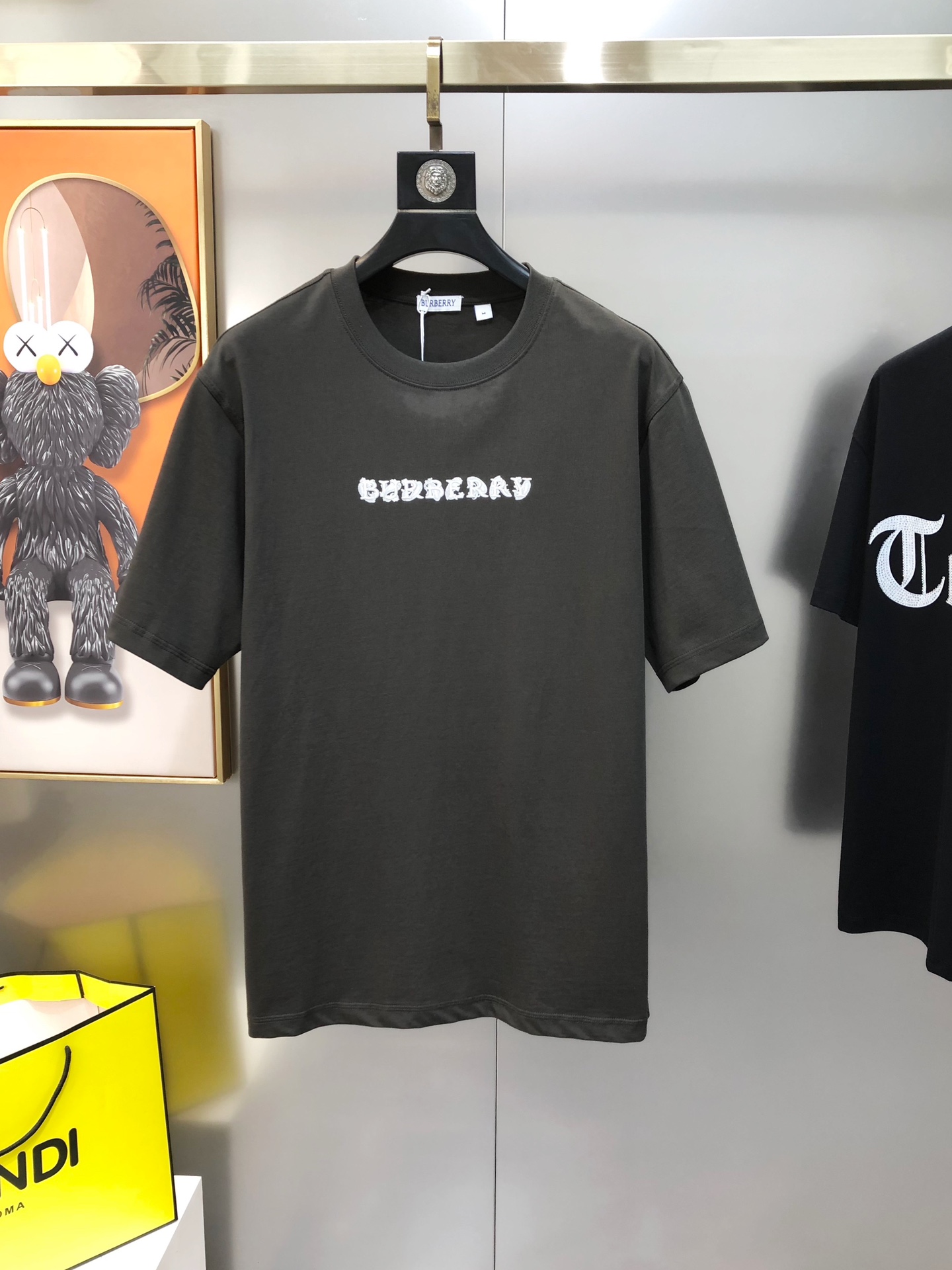 NO:121975,BURBE** Burberry 2025 early spring new style original single men's round neck short-sleeved T-shirt sold simultaneously on counters Classic hot high-end quality High-version OS version Printed letter logo pattern design Custom imported cotton fabric Soft and delicate feel, skin-friendly and comfortable to wear The OEM factory made the upper body very handsome and stylish. Must-have items for men. Three standards are complete. S-XL (large maximum size can be worn about 190 pounds. Please report height and weight when placing an order) Shipping the next day, burberry, burberry, T-shirt,tees, t-shirt,alexander wang19860909BURBE** 巴宝莉2025早春新款原单男士圆领短袖T恤 专柜同步售卖 经典爆款高端品质 高版本 OS版型阔版 印胶字母logo图案设计 定制进口纯棉面料 手感柔软细腻 穿着亲肤舒适 代工厂精细做上身非常帅气有型 男士必备单品 三标齐 全 尺码S-XL（偏大最大码可穿190斤左右 下单请报身高体重) 隔天出货,,burberry,burberry,T-shirt,tees，t-shirt,alexander wang,Men's clothing