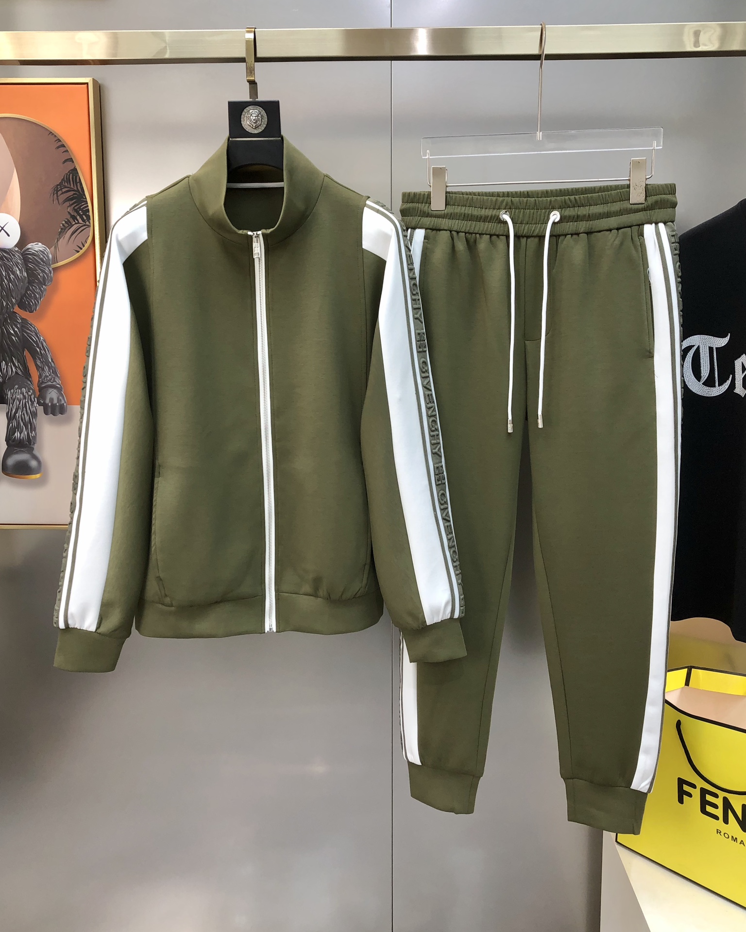 NO:121959,G*venchy Givenchy 2025 new original single men's casual sports suit zipper jacket and pants, fashionable and generous, high-end customized contrasting splicing, sleeve embossed letter logo design, customized original imported cotton fabric, simple, neat and refreshing, presenting a new look, giving you a unique upper body experience!  The quality workmanship details can withstand any form of inspection. They have undergone strict selection process. The original customized metal hardware zipper is simple and versatile. The upper body is elegant and handsome, and it has a new visual feeling!  Must-in-own model. Size M-3XL (maximum wearable about 190 kilograms. Please report your height and weight to place an order) Black Military Green Shipping the next day, given, jackets & coats, alexander wang19860909G*venchy 纪梵希2025新款原单男士休闲运动套装拉链外套卫裤 时尚大方爆款 高端定制撞色拼接 袖子压花字母logo设计 定制原版进口纯棉面料 简洁利落又清爽 呈现一种焕然一新,赋予你与众不同的上身体验！品质做工细节经得起任何形式检验 均经过严格的挑选工序,原版定制金属五金拉链,简约百搭款 上身优雅帅气,焕然一新的即视感！必入自留款.尺码M-3XL（最大可穿190斤左右 下单请报身高体重）黑色 军绿色 隔天出货,,givenchy,jackets & coats,alexander wang,Men's clothing