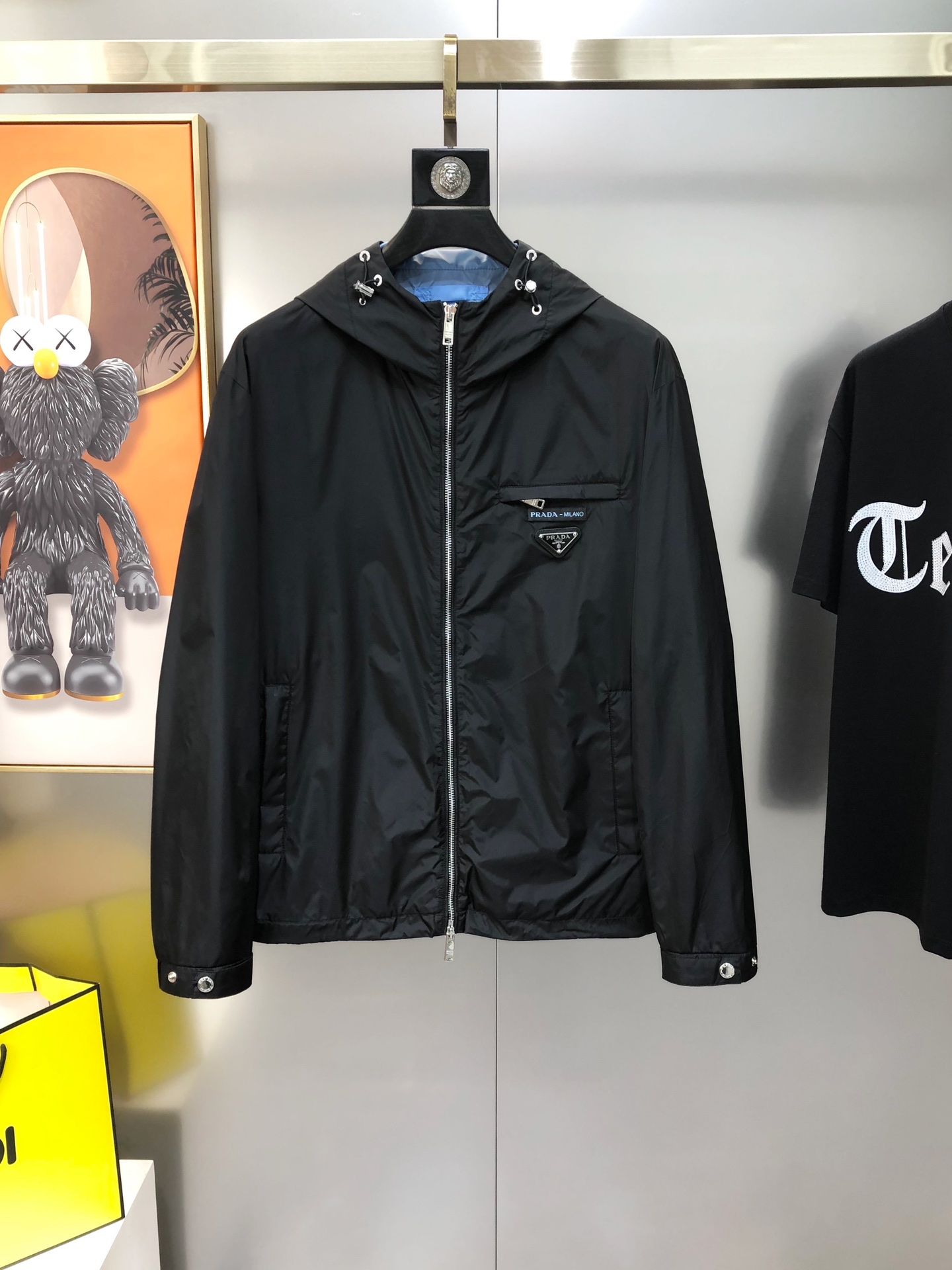 NO:122032,P*ADA Prada 2025 early spring new style original single men's hooded windbreaker jacket jacket sold simultaneously on the official website. Hot version. High-version. Pay attention to details. Fashionable and versatile. The chest pocket embroidered triangle logo letter cloth design. It uses original imported polyester fiber memory fabric. It feels soft and delicate. It is comfortable to use the upper body. Customers provide original imported engraving hardware accessories. The OEM is finely made of smooth lines, exquisite craftsmanship, and the style is superb. It is very fashionable and handsome. It is highly recommended!  Counter size M-3XL (maximum size can be worn about 190 kilograms. Please report your height and weight to place an order) Shipping the next day Black, Prada, Jackets & coats, Jackets & coats, Hats, Alexander wang19860909P*ADA 普拉哒2025早春新款原单男士连帽风衣夹克外套 官网同步售卖 爆款 高版本 注意细节时尚百搭 胸前口袋绣三角logo标字母布标设计 采用原版进口聚酯纤维记忆面料 手感柔软细腻 上身舒适 客供原版进口刻字五金辅料配件,代工厂精细做线条流畅,工艺精致,版型超赞,随意搭配都非常时尚帅气强烈推荐哦！专柜尺码M-3XL（最大码可穿190斤左右 下单请报身高体重) 隔天出货 黑色,,prada,jackets & coats,jackets & coats,hats,alexander wang,Men's clothing