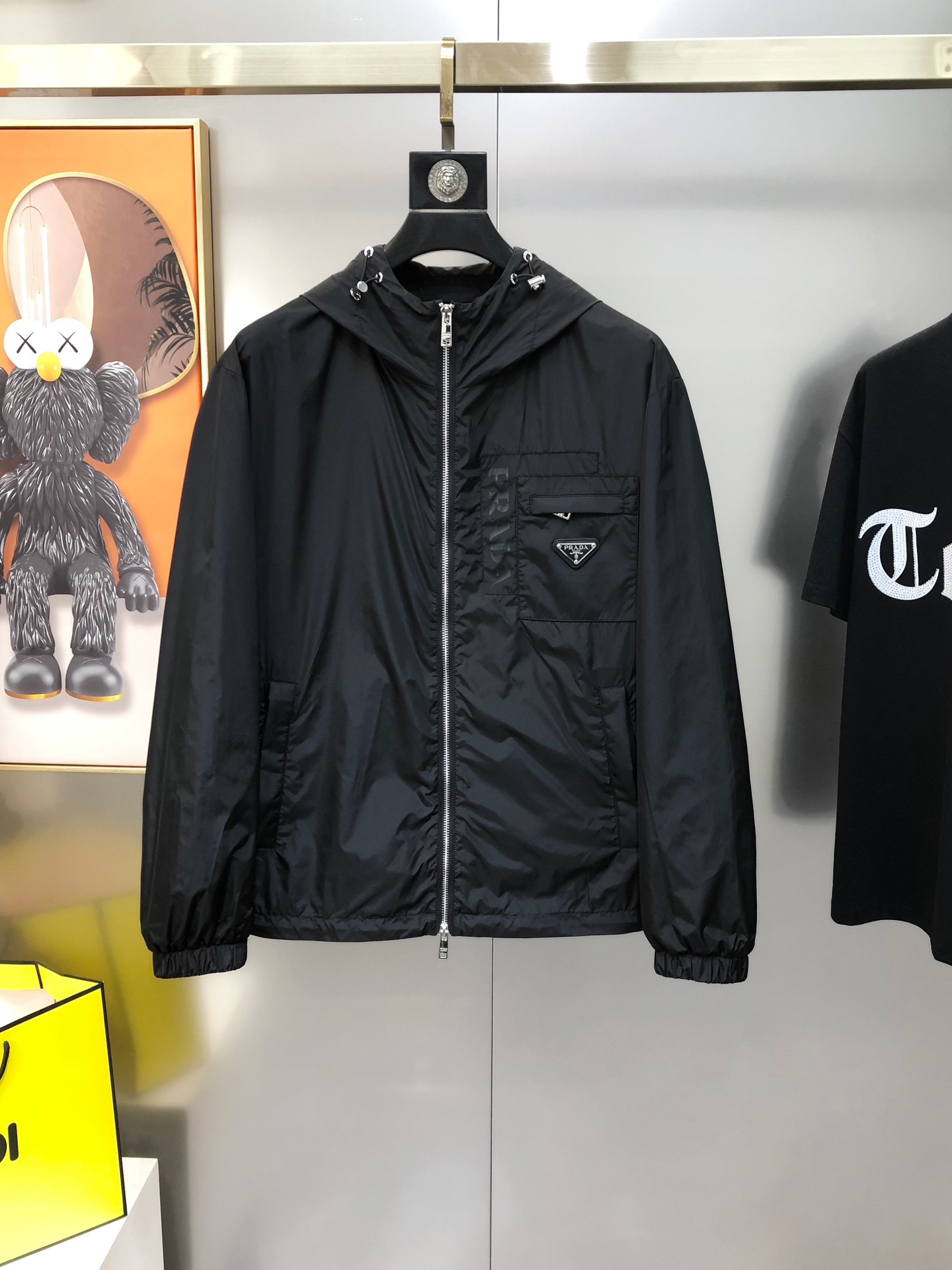 NO:122017,P*ADA Prada 2025 early spring new style original single men's hooded windbreaker jacket jacket sold simultaneously on the official website. Hot version. High-version. Pay attention to details. Fashionable and versatile. Printed with glue letters on the chest. The triangle logo design is designed with original imported polyester fiber memory fabric. It has soft and delicate touch and comfortable upper body. Customers can provide original imported engraving hardware accessories. The OEM is finely made of smooth lines, exquisite craftsmanship, and the style is superb. It is very fashionable and handsome when matching casually. Highly recommended!  Counter size M-3XL (maximum size can be worn about 190 kilograms. Please report your height and weight to place an order) Shipping the next day Black, Prada, Jackets & coats, Jackets & coats, Hats, Alexander wang19860909P*ADA 普拉哒2025早春新款原单男士连帽风衣夹克外套 官网同步售卖 爆款 高版本 注意细节时尚百搭 胸前口袋印胶字母绣三角logo标设计 采用原版进口聚酯纤维记忆面料 手感柔软细腻 上身舒适 客供原版进口刻字五金辅料配件,代工厂精细做线条流畅,工艺精致,版型超赞,随意搭配都非常时尚帅气强烈推荐哦！专柜尺码M-3XL（最大码可穿190斤左右 下单请报身高体重) 隔天出货 黑色,,prada,jackets & coats,jackets & coats,hats,alexander wang,Men's clothing