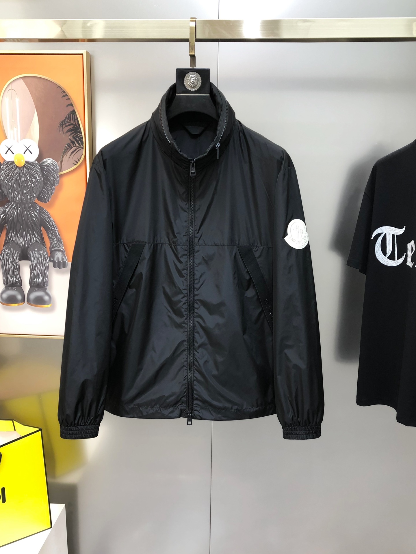 NO:122030,M*ncler 2025 early spring new style original single men's hooded windbreaker jacket jacket sold simultaneously on the official website. Hot version. High-version. Pay attention to details. Fashionable and versatile. Sleeve embroidered logo cloth pocket side printed letter design. It uses original imported polyester fiber memory fabric. It feels soft and delicate. It is comfortable to use the upper body. Customers provide original imported engraving hardware accessories. The OEM is finely made of smooth lines, exquisite craftsmanship, and the style is superb. It is very fashionable and handsome. It is highly recommended!  Counter size 1-5 = M-3XL (maximum size can be worn about 190 kilograms. Please report your height and weight to place an order) Shipping the next day Black Beige, christian louboutin, Moncler, jackets & coats, jackets & coats, hats, alexander wang19860909M*ncler 蒙口2025早春新款原单男士连帽风衣夹克外套 官网同步售卖 爆款 高版本 注意细节时尚百搭 袖上绣logo布标口袋侧边印胶字母设计 采用原版进口聚酯纤维记忆面料 手感柔软细腻 上身舒适 客供原版进口刻字五金辅料配件,代工厂精细做线条流畅,工艺精致,版型超赞,随意搭配都非常时尚帅气强烈推荐哦！专柜尺码1-5码=M-3XL（最大码可穿190斤左右 下单请报身高体重) 隔天出货 黑色 米色,,christian louboutin,Moncler,jackets & coats,jackets & coats,hats,alexander wang,Men's clothing