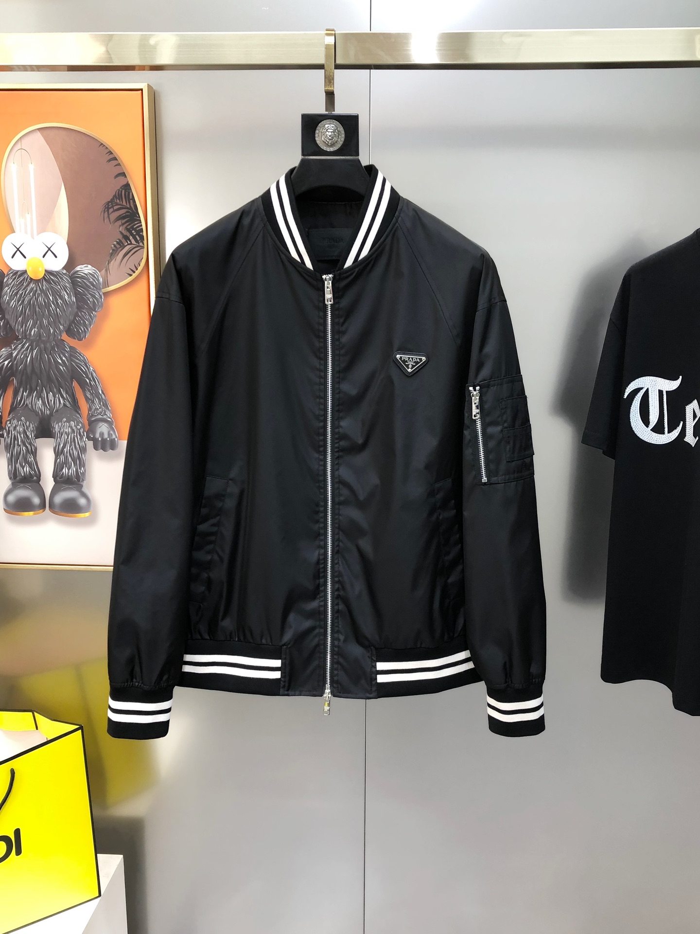 NO:122023,P*ADA Prada 2025 early spring new original single men's jacket is sold simultaneously on the official website. Hot version. High version. Pay attention to details. Fashionable and versatile. The chest embroidered triangle logo design uses original imported polyester fiber memory fabric. It has soft and delicate touch and comfortable upper body. Customers provide original imported engraving hardware accessories. The OEM is finely made of smooth lines, exquisite craftsmanship, and the style is superb. It is very fashionable and handsome when matching. It is highly recommended!  Counter size M-3XL (maximum size can be worn about 190 kilograms. Please report your height and weight to place an order) Shipping the next day Black,,prada,jackets & coats,jackets & coats,alexander wang19860909P*ADA 普拉哒2025早春新款原单男士夹克外套 官网同步售卖 爆款 高版本 注意细节时尚百搭 胸前绣三角logo标设计 采用原版进口聚酯纤维记忆面料 手感柔软细腻 上身舒适 客供原版进口刻字五金辅料配件,代工厂精细做线条流畅,工艺精致,版型超赞,随意搭配都非常时尚帅气强烈推荐哦！专柜尺码M-3XL（最大码可穿190斤左右 下单请报身高体重) 隔天出货 黑色,,prada,jackets & coats,jackets & coats,alexander wang,Men's clothing