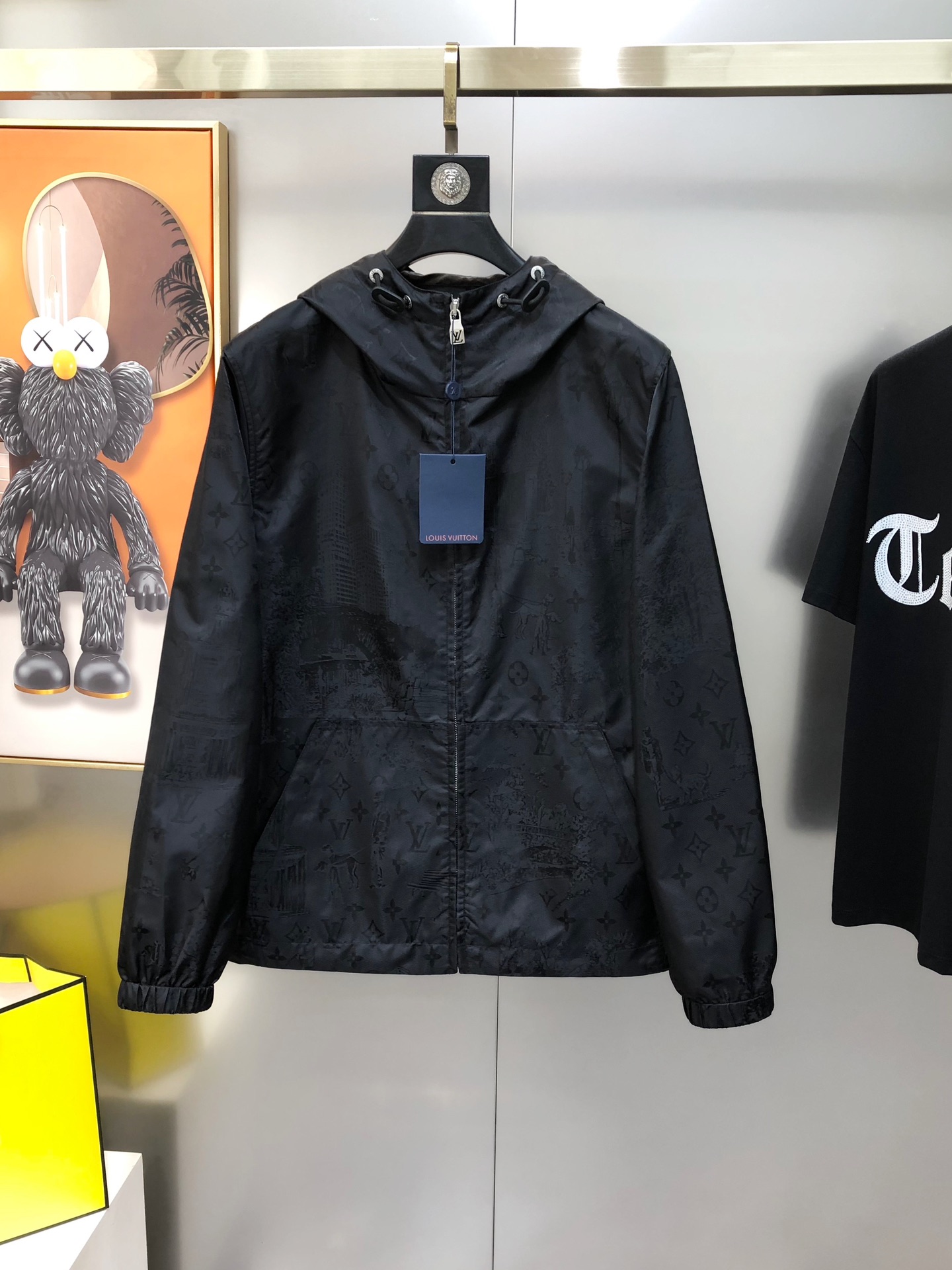 NO:122038,LV Louis Vuitton 2025 early spring new original single men's hooded jacket jacket sold simultaneously on the official website. Hot version. High-version. Pay attention to details. Fashionable and versatile. Panoramic high-definition digital direct-injection printed logo design. It uses original imported polyester fiber memory fabric. It feels soft and delicate. It is comfortable to use the upper body. Customers provide original imported engraving hardware accessories. The OEM is finely made of smooth lines, exquisite craftsmanship, and the style is superb. It is very fashionable and handsome. It is highly recommended!  Counter size M-3XL (maximum size can be worn about 190 kilograms. Please report your height and weight to place an order) Shipping the next day Black,,louis vuitton,louis vuitton,jackets & coats,jackets & coats,hats,alexander wang19860909LV 路易威登2025早春新款原单男士连帽夹克外套 官网同步售卖 爆款 高版本 注意细节时尚百搭 全景高清数码直喷印花logo设计 采用原版进口聚酯纤维记忆面料 手感柔软细腻 上身舒适 客供原版进口刻字五金辅料配件,代工厂精细做线条流畅,工艺精致,版型超赞,随意搭配都非常时尚帅气强烈推荐哦！专柜尺码M-3XL（最大码可穿190斤左右 下单请报身高体重) 隔天出货 黑色,,louis vuitton,louis vuitton,jackets & coats,jackets & coats,hats,alexander wang,Men's clothing