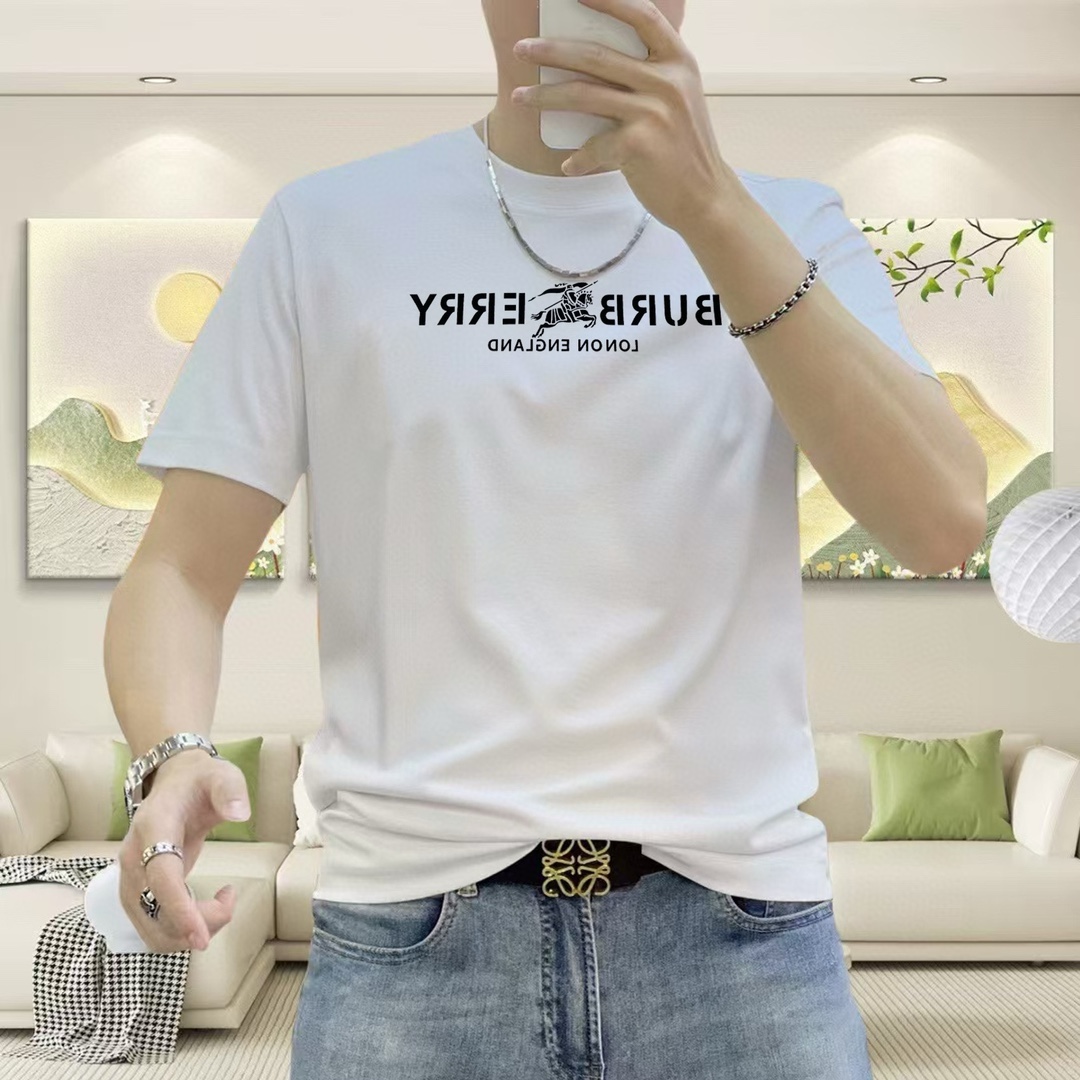 NO:121967,BURBE** Burberry 2025 spring and summer new style original single men's round neck short-sleeved T-shirt high-end customization, fashionable and versatile, sold at the counter simultaneously, three-dimensional printed glue letter logo design, customized imported Tiansi liquid ammonia cotton fabric, skin-friendly and comfortable to wear, the fabric is soft and breathable, and it feels very delicate to touch. The inner part is all made of single-needle edge locking process!  It can ensure that the dress does not deform!  Decent cut, no sense of restraint, OEM factory workmanship shows temperament and classy, ​​very handsome upper body size M-4XL (maximum size can be worn about 195 kilograms. Please report height and weight to place an order), burberry, burberry, T-shirt, tees, t-shirt, alexander wang19860909BURBE** 巴宝莉2025春夏新款原单男士圆领短袖T恤 高端定制 时尚百搭 柜台同步售卖 立体印胶字母logo设计 客供定制进口天丝液氨棉面料,穿着亲肤舒适 面料柔软透气 摸上去非常细腻的感觉.内里全部采用单针锁边工艺！能够确保穿着不变形！裁剪得体,没有任何束缚感,代工厂做工精细 显气质 显档次 上身非常帅气 尺码M-4XL（最大码可穿195斤左右 下单请报身高体重),,burberry,burberry,T-shirt,tees，t-shirt,alexander wang,Men's clothing