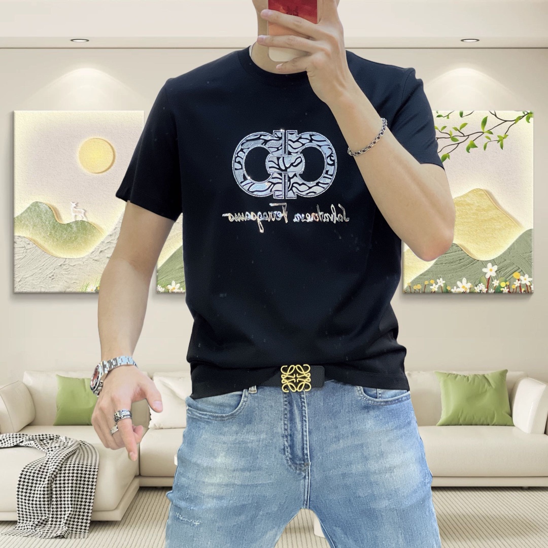 NO:121985,Ferragamo 2025 spring and summer new original single men's round neck short-sleeved T-shirt, high-end customization, fashionable and versatile, sold at the counter simultaneously, laser hot diamond letter logo pattern design, customized imported Tiansi liquid ammonia cotton fabric, skin-friendly and comfortable to wear, the fabric is soft and breathable, and it feels very delicate to touch. The inner part is all made of single-needle edge locking process!  It can ensure that the dress does not deform!  Decent cut, no sense of restraint, OEM factory workmanship shows temperament and classy, ​​very handsome upper body size M-4XL (maximum size can be worn about 195 kilograms. Please report height and weight to place an order), ferragamo, T-shirt,tees, t-shirt,alexander wang19860909菲拉格慕2025春夏新款原单男士圆领短袖T恤 高端定制 时尚百搭 柜台同步售卖 镭射烫钻字母logo图案设计 客供定制进口天丝液氨棉面料,穿着亲肤舒适 面料柔软透气 摸上去非常细腻的感觉.内里全部采用单针锁边工艺！能够确保穿着不变形！裁剪得体,没有任何束缚感,代工厂做工精细 显气质 显档次 上身非常帅气 尺码M-4XL（最大码可穿195斤左右 下单请报身高体重),,ferragamo,T-shirt,tees，t-shirt,alexander wang,Men's clothing
