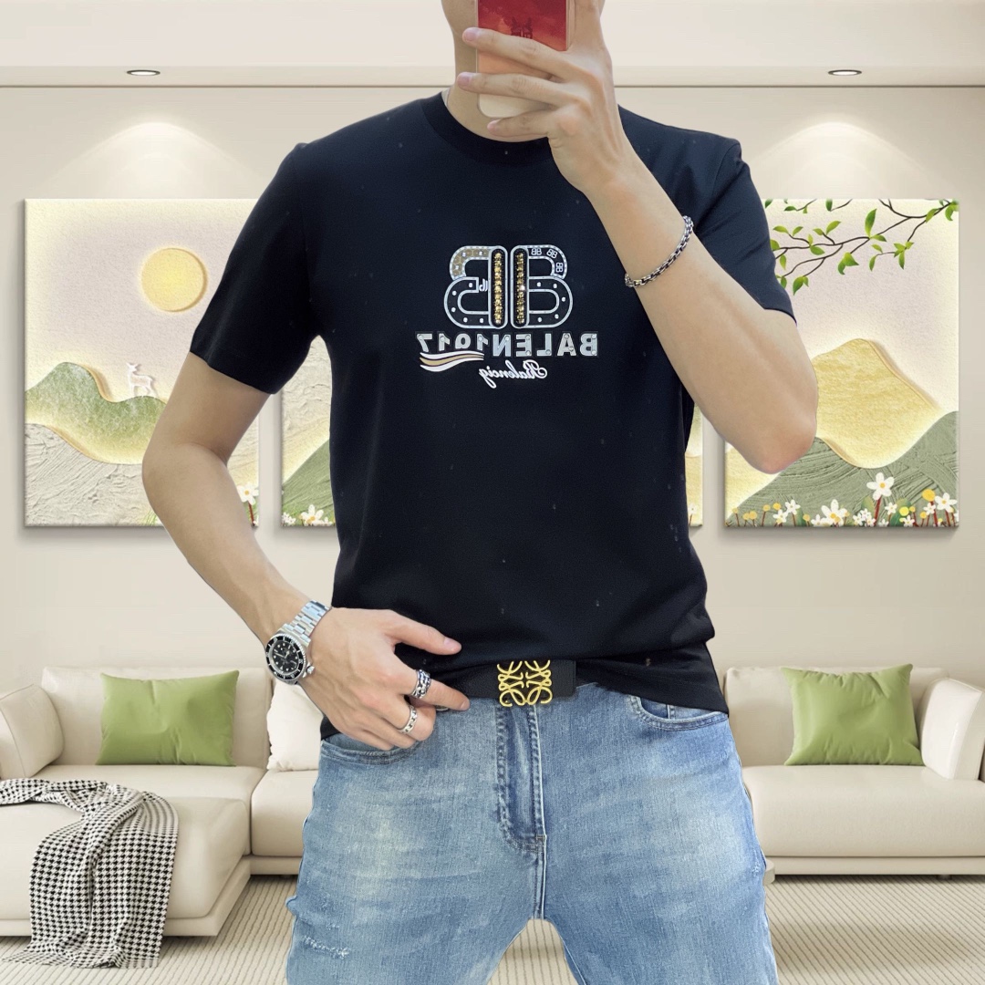 NO:121982,Bal*nciaga 2025 spring and summer new original single men's round neck short-sleeved T-shirt, high-end customization, fashionable and versatile, sold at the counter, printed glue and ironing letter logo pattern design, customized imported Tiansi liquid ammonia cotton fabric, skin-friendly and comfortable to wear, the fabric is soft and breathable, and it feels very delicate to touch. The inner part is all made of single-needle edge locking process!  It can ensure that the dress does not deform!  Decent cut, no sense of restraint, OEM factory workmanship shows temperament and classy, ​​very handsome upper body size M-4XL (maximum size can be worn about 195 kilograms. Please report height and weight to place an order),,balenciaga,T-shirt,tees,t-shirt,alexander wang19860909Bal*nciaga 巴黎世家2025春夏新款原单男士圆领短袖T恤 高端定制 时尚百搭 柜台同步售卖 印胶烫钻字母logo图案设计 客供定制进口天丝液氨棉面料,穿着亲肤舒适 面料柔软透气 摸上去非常细腻的感觉.内里全部采用单针锁边工艺！能够确保穿着不变形！裁剪得体,没有任何束缚感,代工厂做工精细 显气质 显档次 上身非常帅气 尺码M-4XL（最大码可穿195斤左右 下单请报身高体重),,balenciaga,T-shirt,tees，t-shirt,alexander wang,Men's clothing